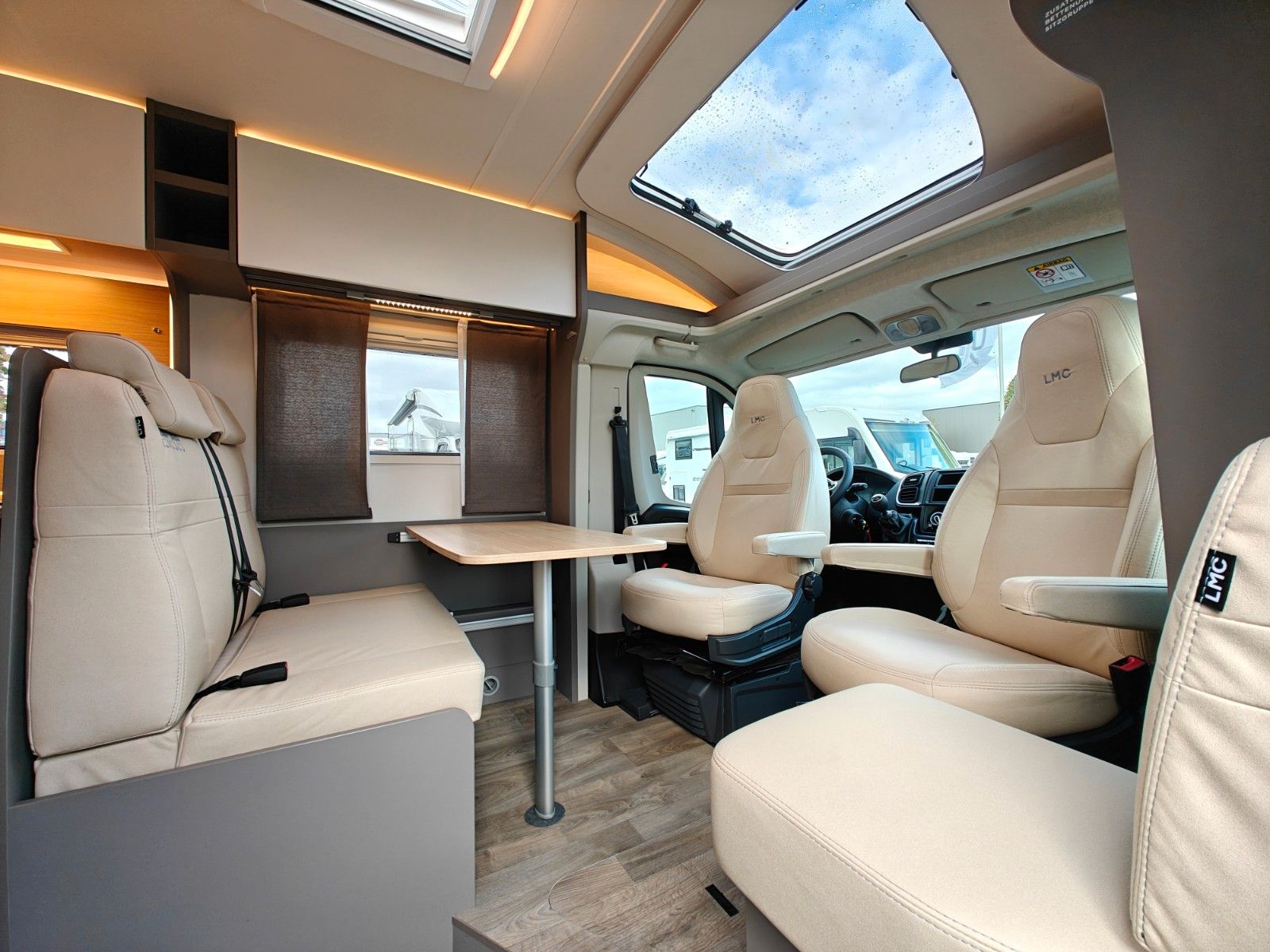 Fahrzeugabbildung LMC Tourer T 660 G -  663 70 Jahre, 140PS -