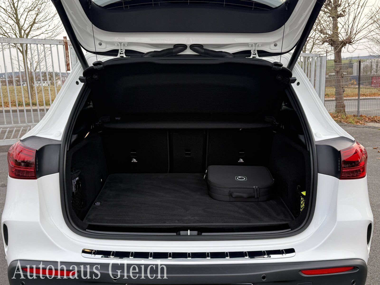 Fahrzeugabbildung Mercedes-Benz EQA 350 AMG Line 4Matic Navi/KEYLESS-Go-Paket/LE