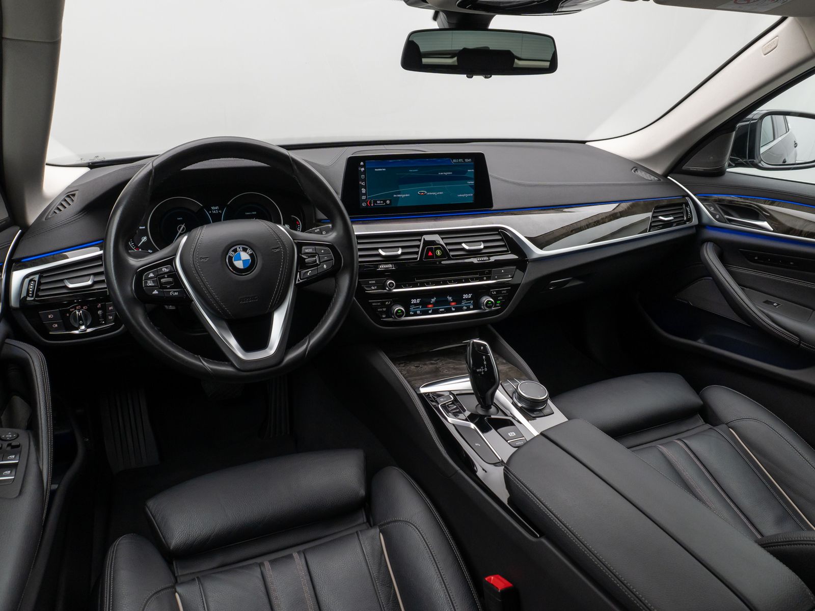 Fahrzeugabbildung BMW 520d Luxury Line Kamera HUD H/K Massage DisplKey