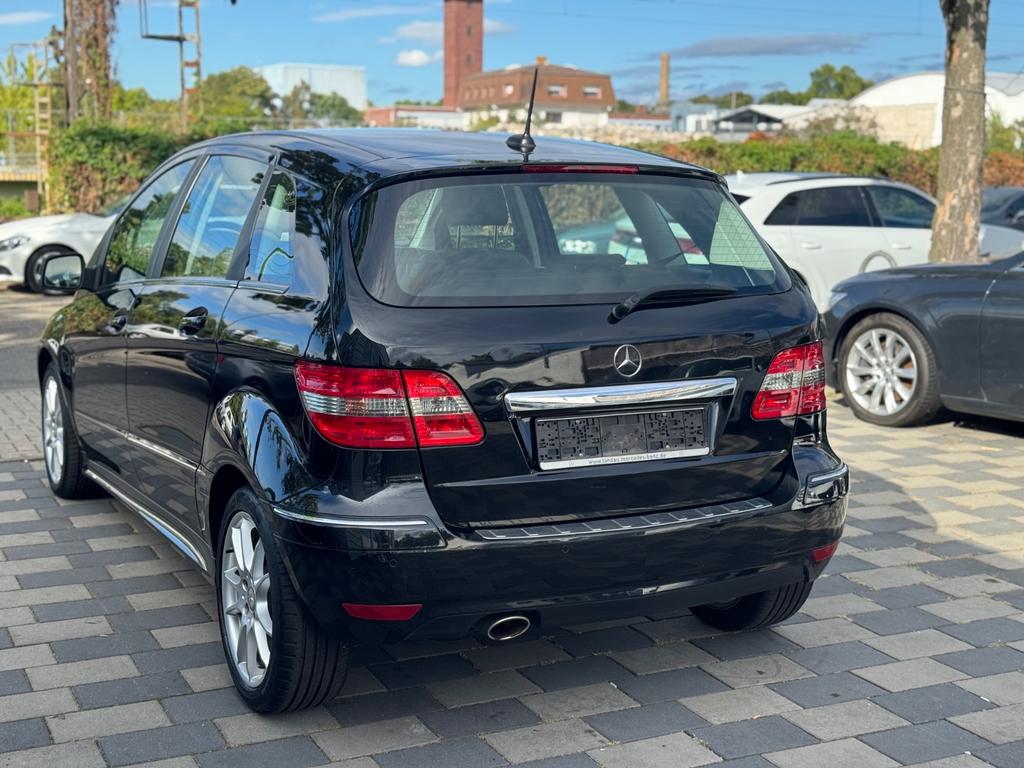 Mercedes-Benz B 180