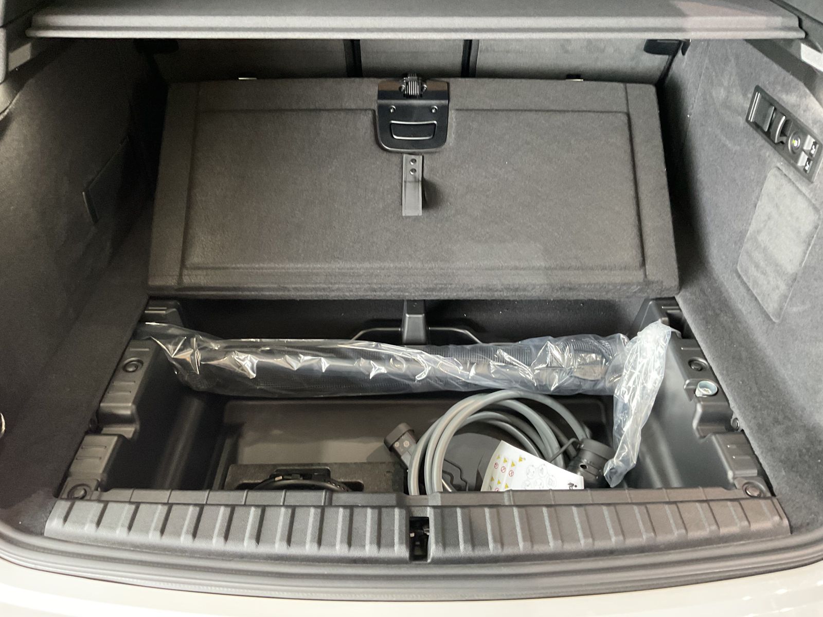 Fahrzeugabbildung BMW iX xDrive45 |Sitzbelüftung |AHK |Panoramadach