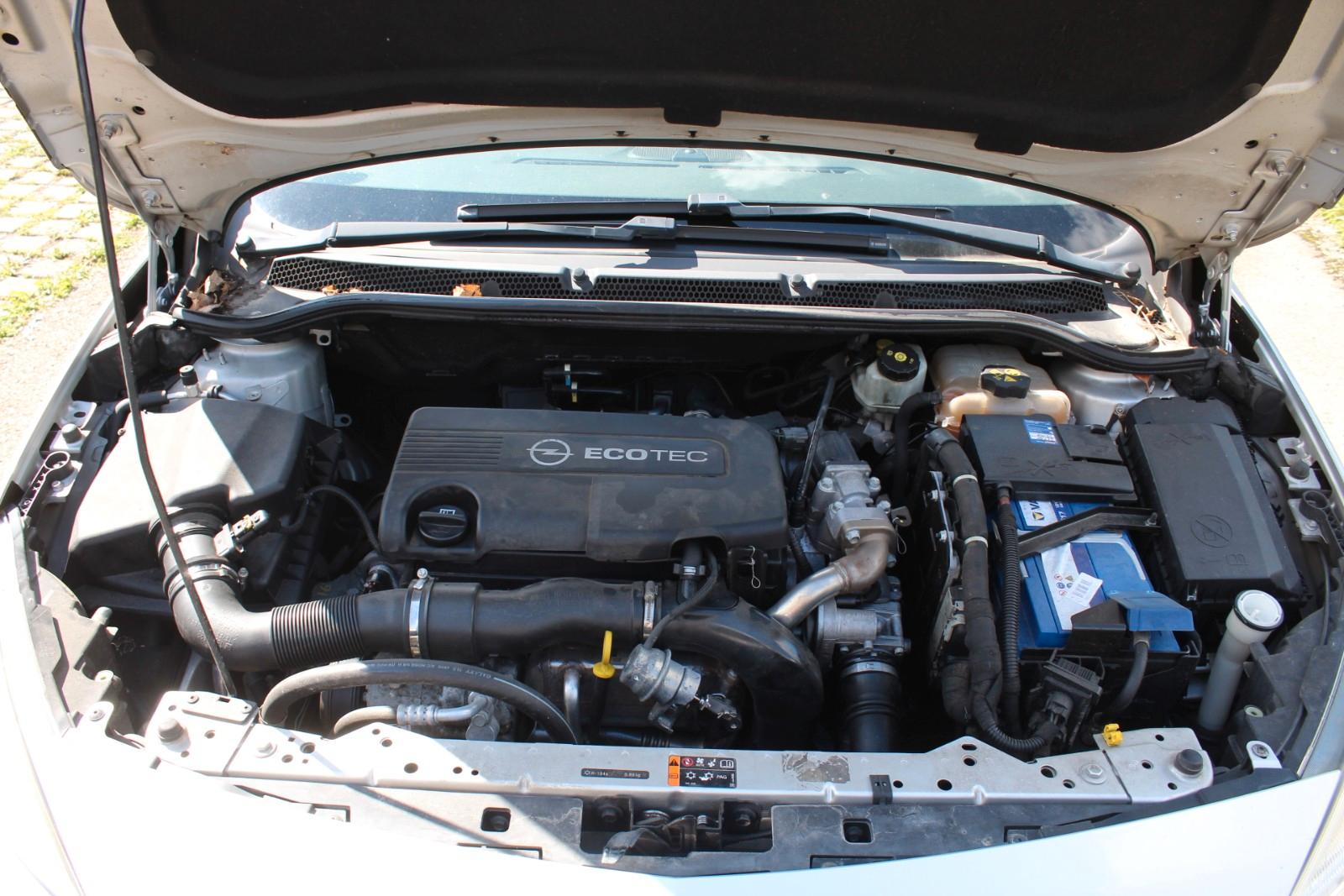 Opel Astra 2011 — photo 11