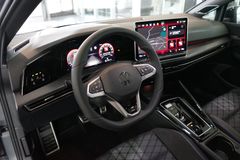 VW Golf 2.0 TDI DSG R-Line | Pano | HuD | FACELIFT VW Golf 2.0 TDI DSG R-Line | Pano | HuD | FACELIFT