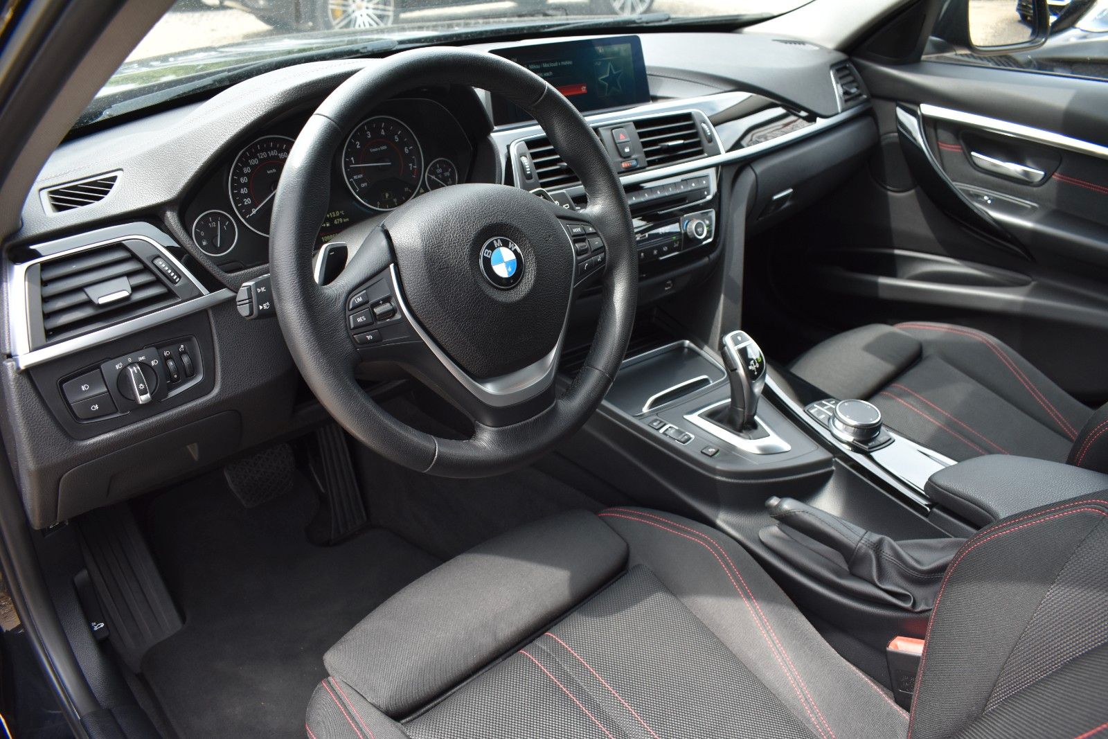 Fahrzeugabbildung BMW 320i Touring Sport Line Sportautom.AHK LED Pano