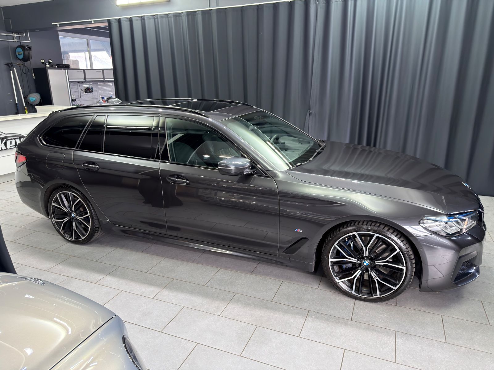 Fahrzeugabbildung BMW 540d xDrive M Sport|LASER|PANO|20"|AHK|ACC|VOLL
