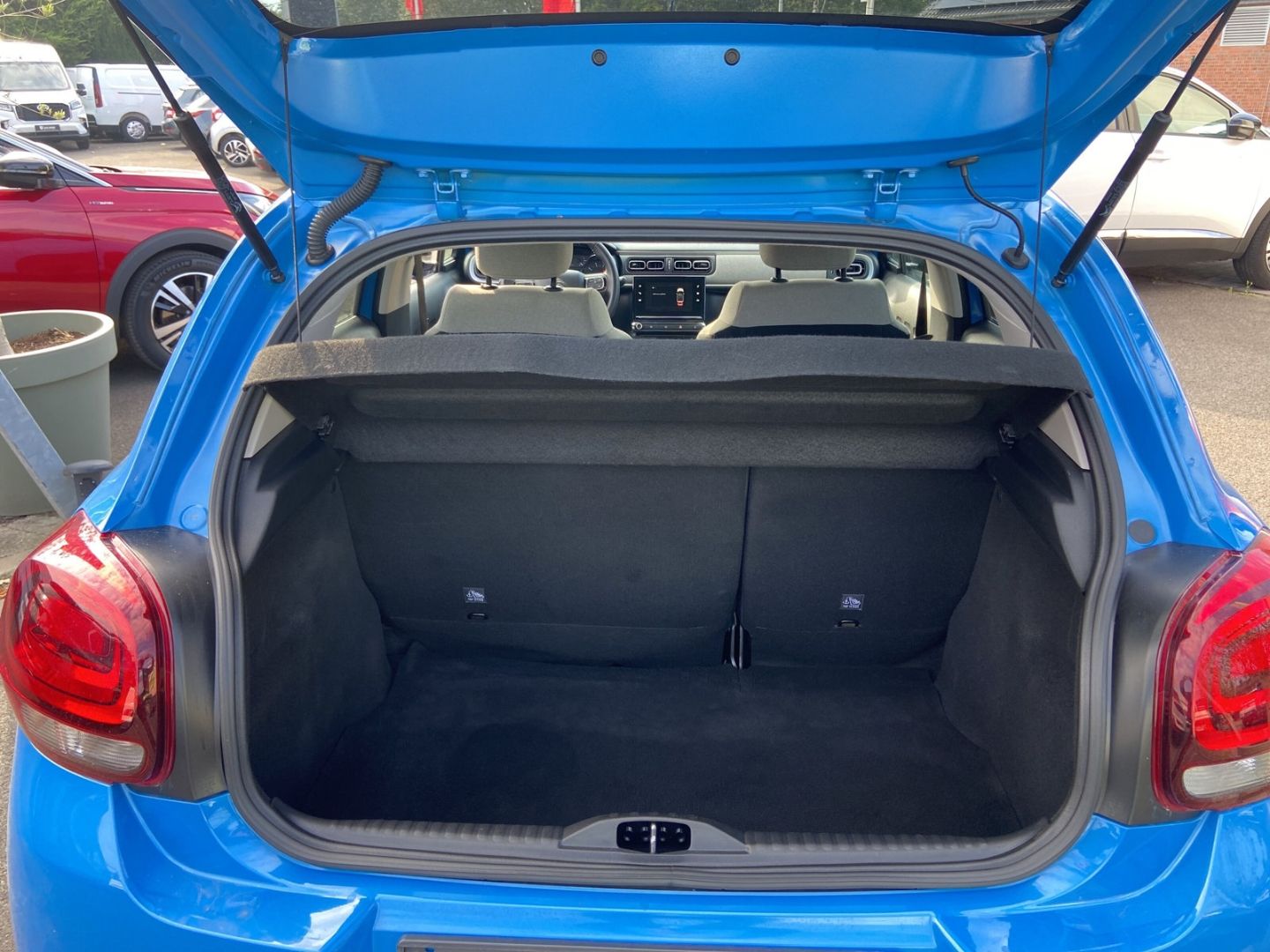 Fahrzeugabbildung Citroën C3 Shine 1.2 PureTech 110 Navi LED CarPlay Temp.