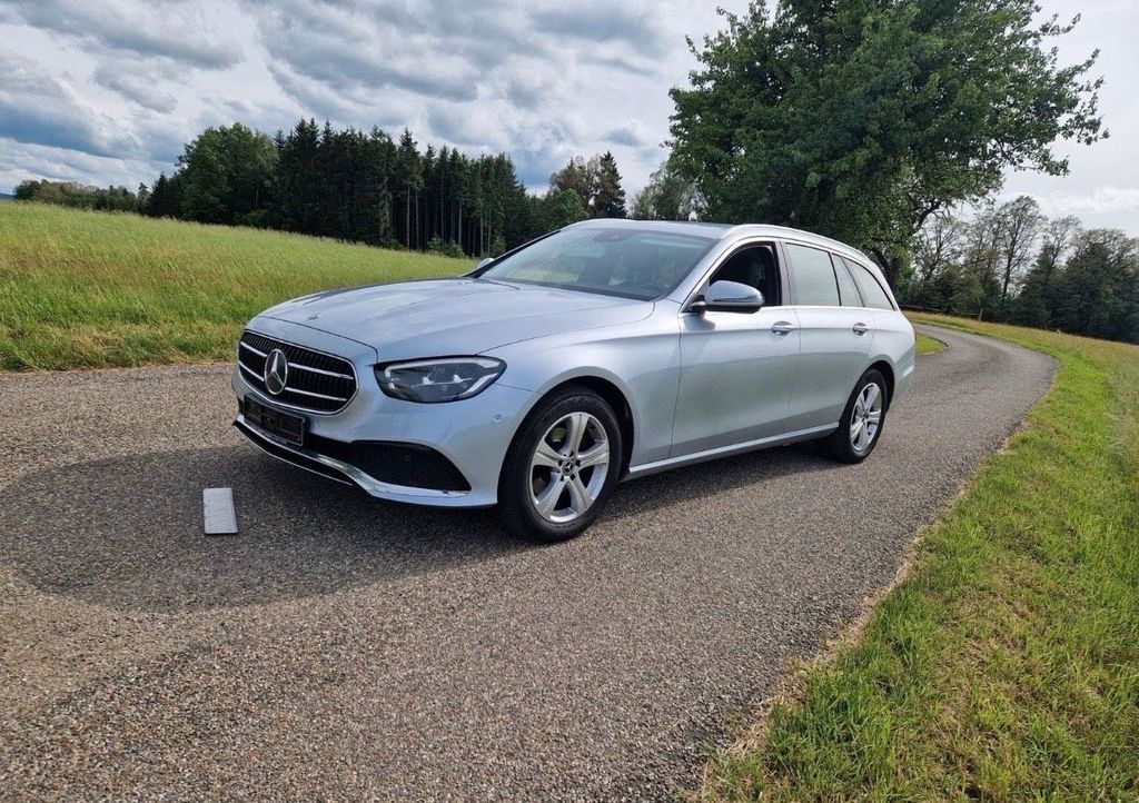 Image of Mercedes-Benz E 220