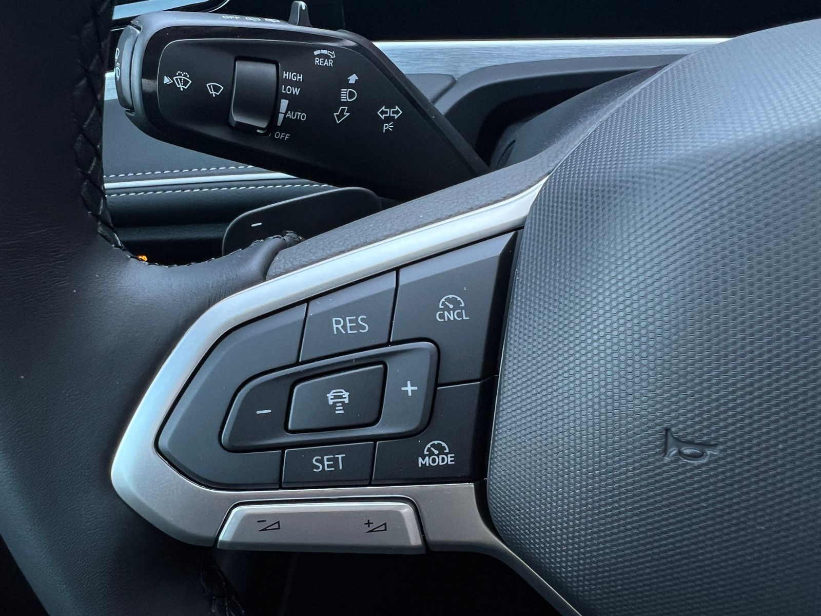 Fahrzeugabbildung Volkswagen Passat Variant Elegance 1.5 eTSI DSG *AHK,IQ-Lig
