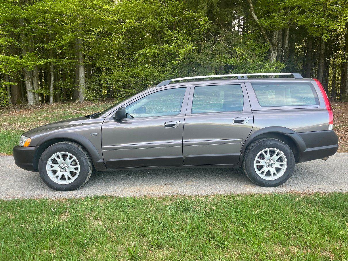 Volvo XC70 2005 — rear view