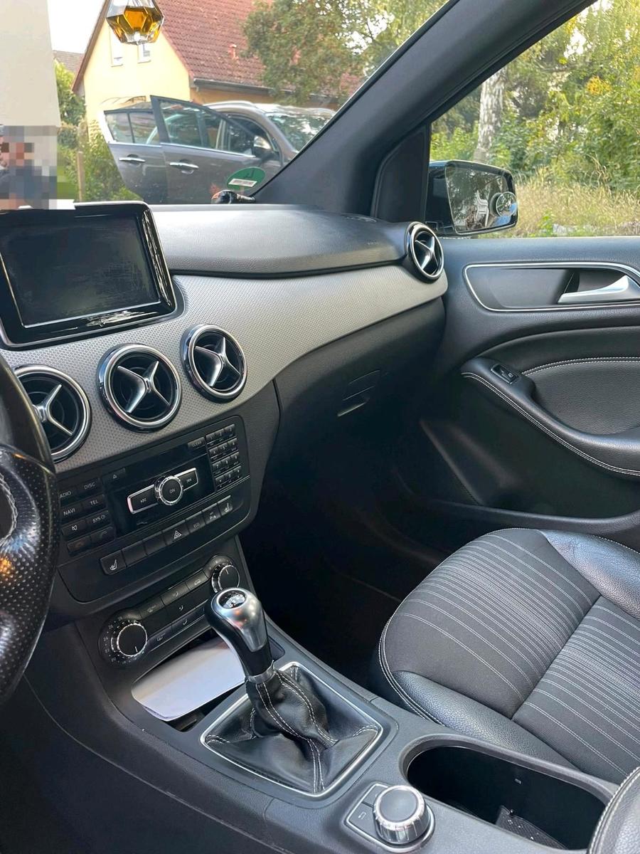 Mercedes-Benz B180 2012 — photo 7