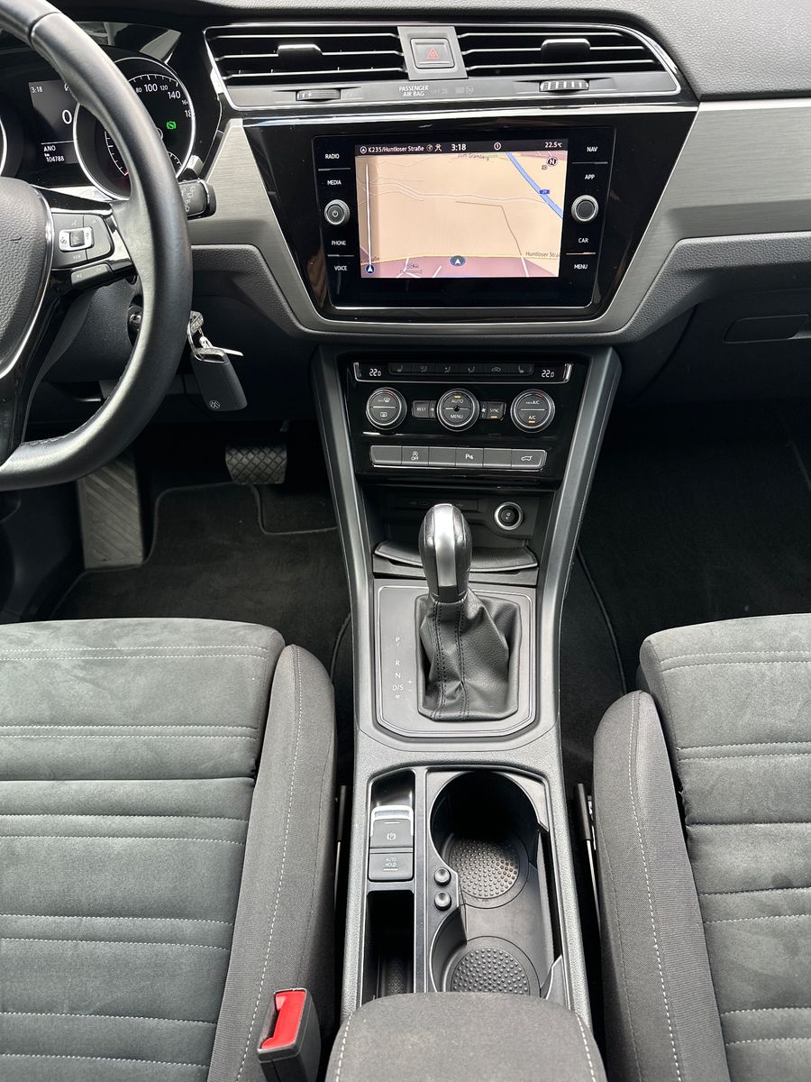 Fahrzeugabbildung Volkswagen Touran 2.0 TDI DSG Comfortline NAV+ACC+KAMERA+PP