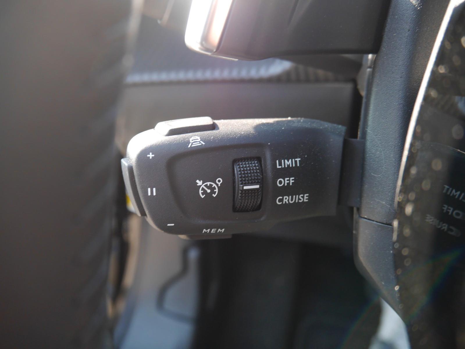 Peugeot 2008 Hybrid 145 LED/Navi/ACC/SHZ/360-Grad