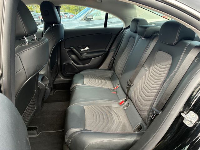 Fahrzeugabbildung Mercedes-Benz CLA 180 Lim >AUT/NAV/LED/Teilleder<