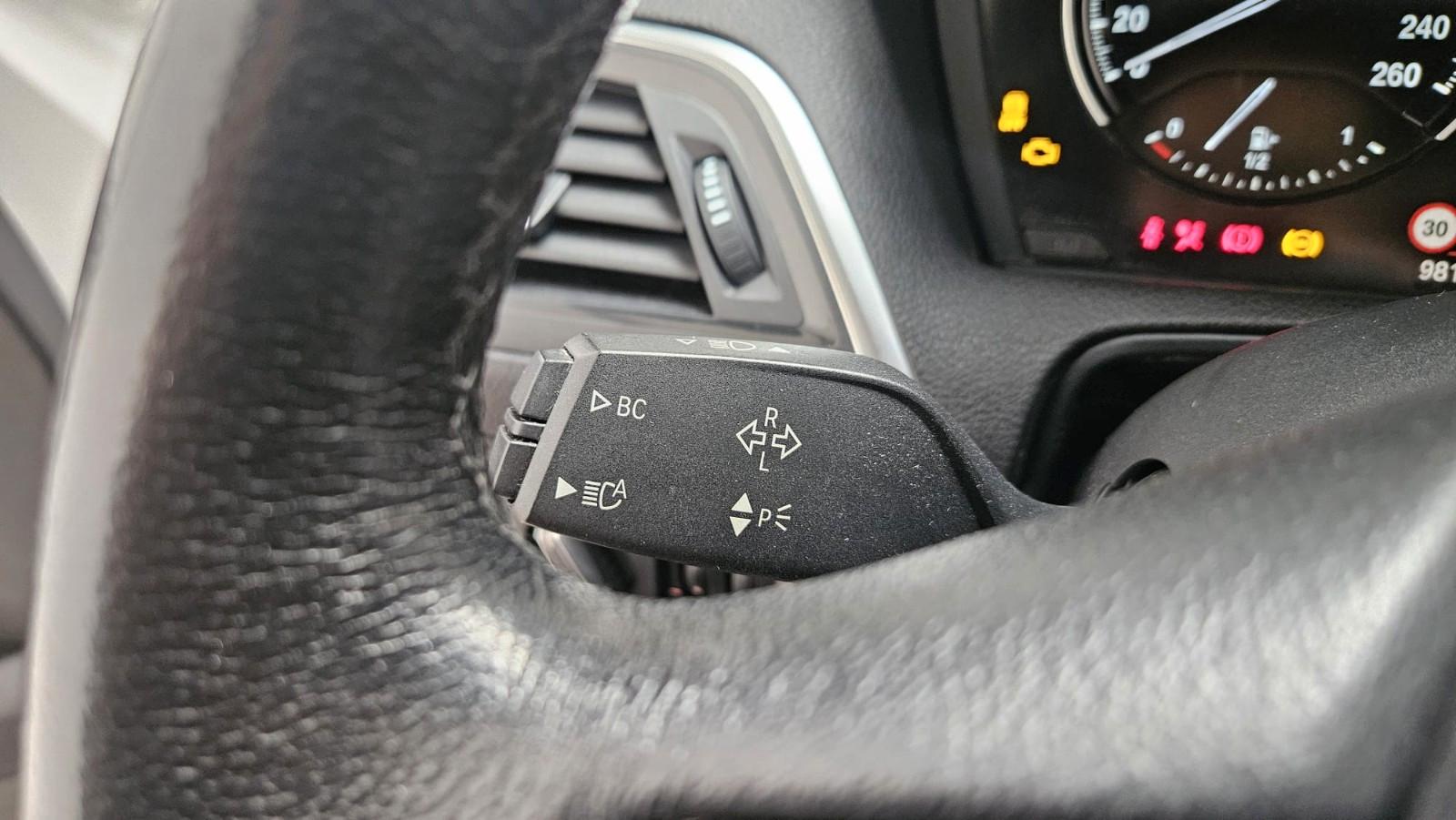 BMW 120i Vollleder Navi Tempomat Sitzheizung PDC LED