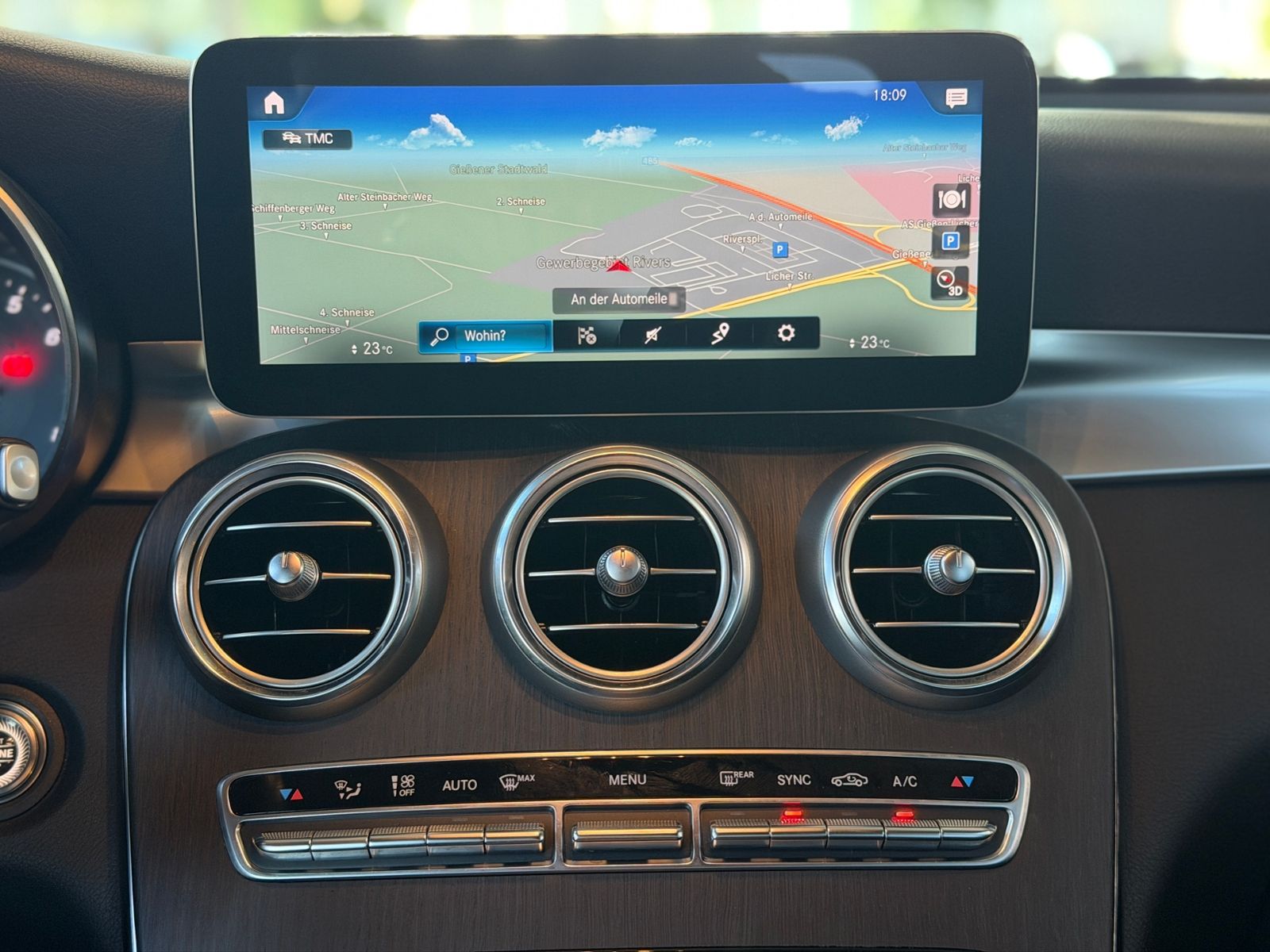 Fahrzeugabbildung Mercedes-Benz GLC 200 4Matic AMG Line AHK LED NAV SHZ 19"