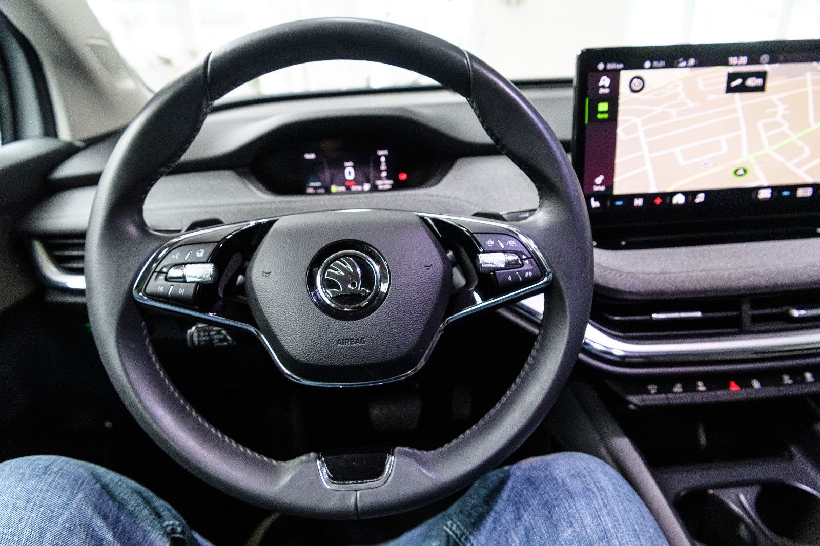 Fahrzeugabbildung SKODA Enyaq 60 Loft MATRIX-LED+RFK+NAVI+KEYLESS+SZH