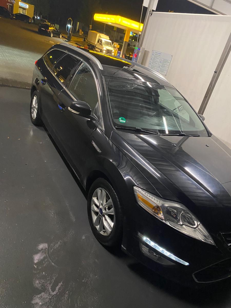 Ford Mondeo 2013 — rear view