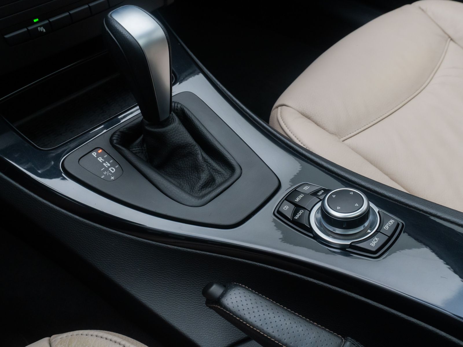 Fahrzeugabbildung BMW 325d GeschwindigReg Xenon PDC Alarm HiFi Leder