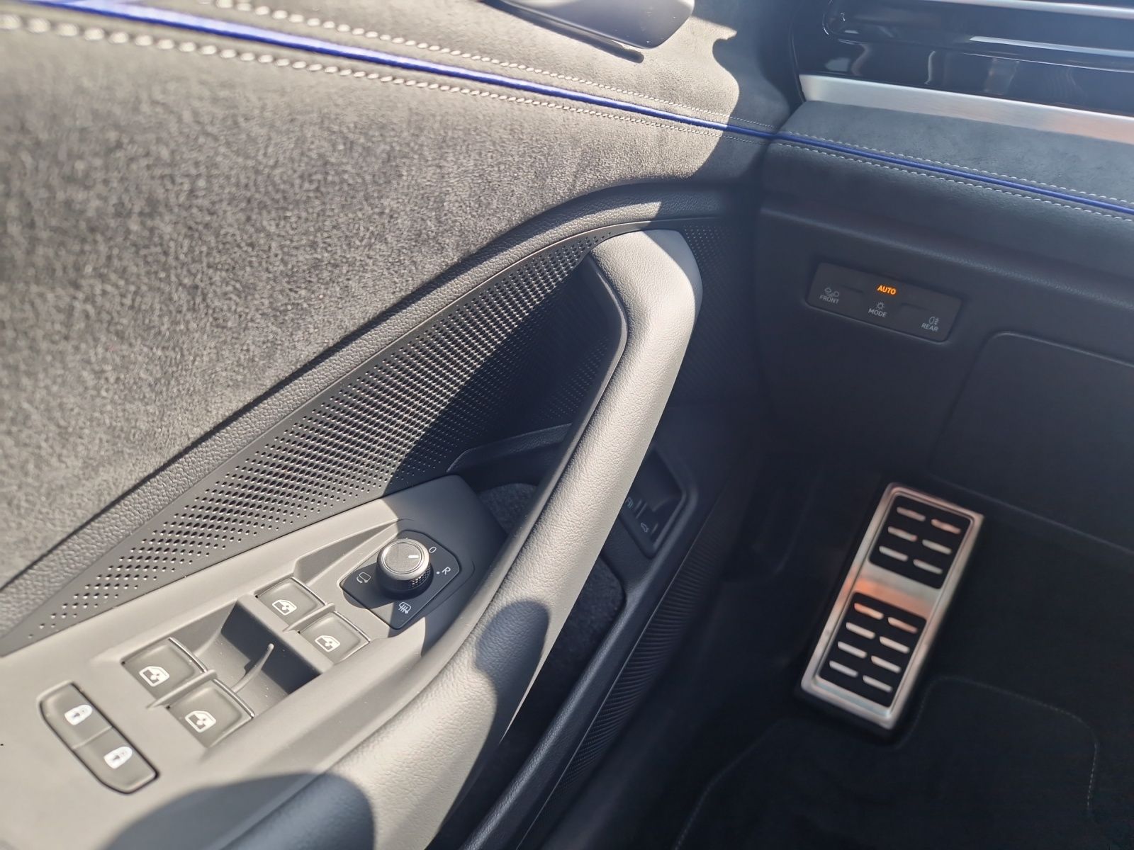 Fahrzeugabbildung Volkswagen Passat eHybrid R-Line Matrix AHK