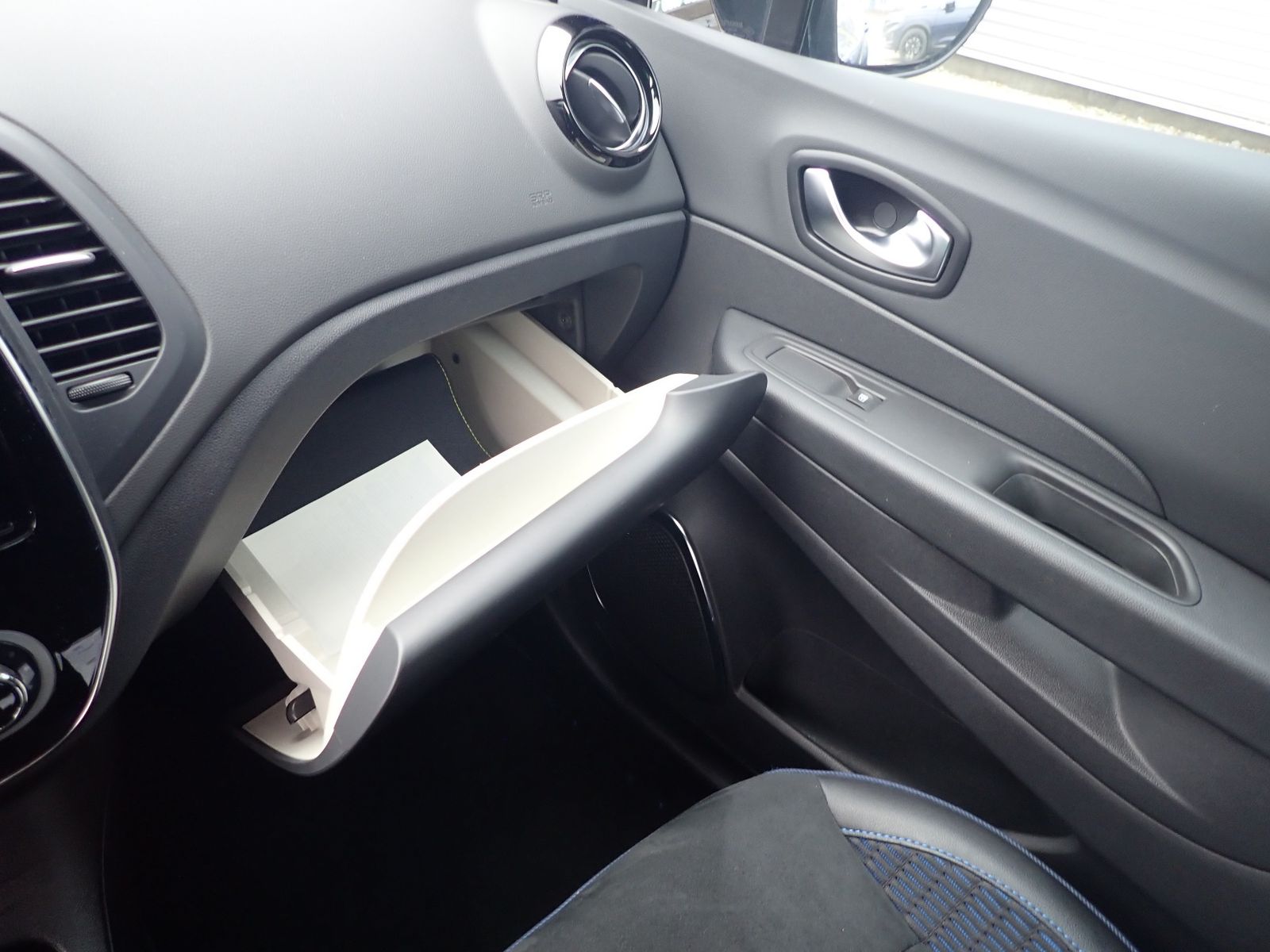 Fahrzeugabbildung Renault Captur VERSION S TCe 150 EDC/AUTOMATIK/