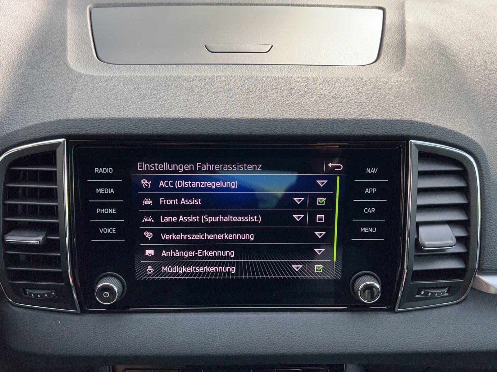 Fahrzeugabbildung SKODA Karoq 2.0 TDI Tour 4x4 DSG/VIRTUAL/AHK/KAMERA/