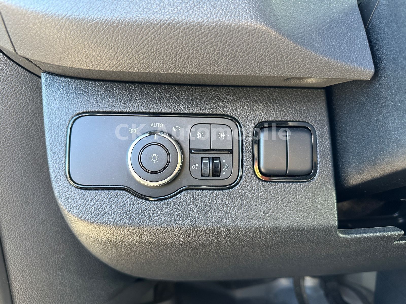 Fahrzeugabbildung Mercedes-Benz Sprinter 319 Kombi 4x4/8 Sitze/Klima/Navi/Kamera