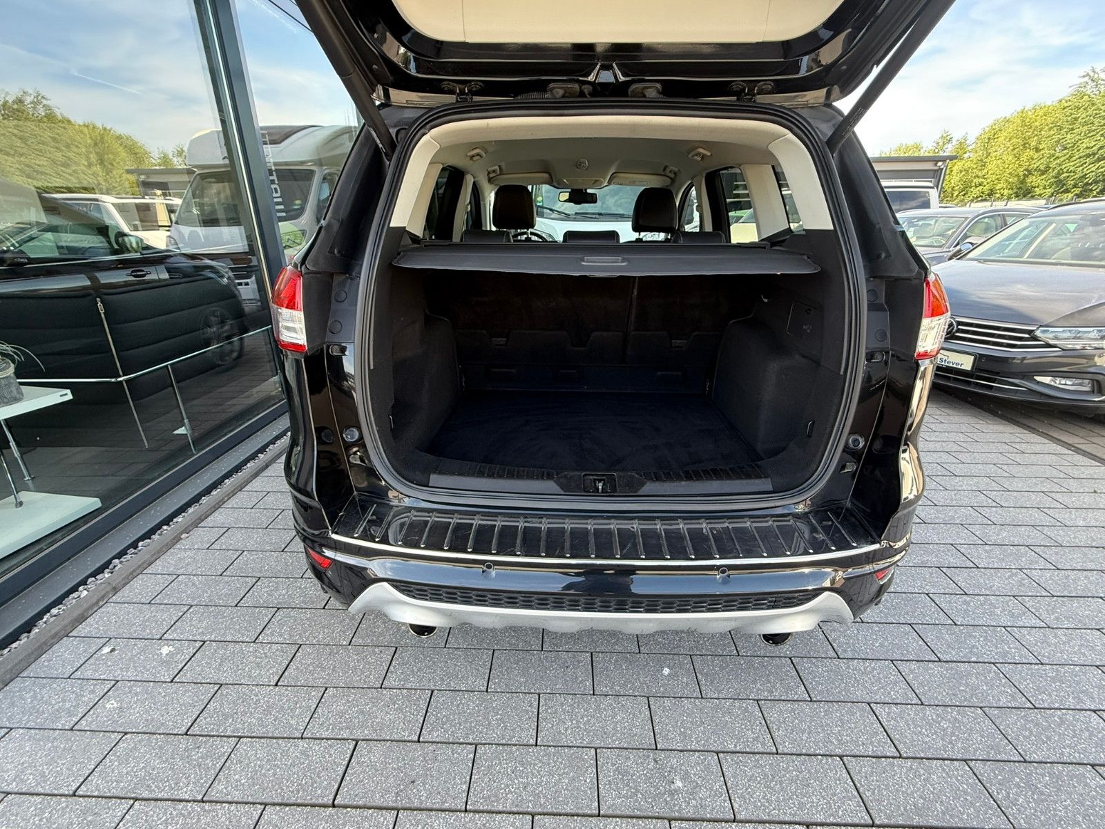 Fahrzeugabbildung Ford Kuga Individual KLIMAAUTO SITZHEIZUNG AHK
