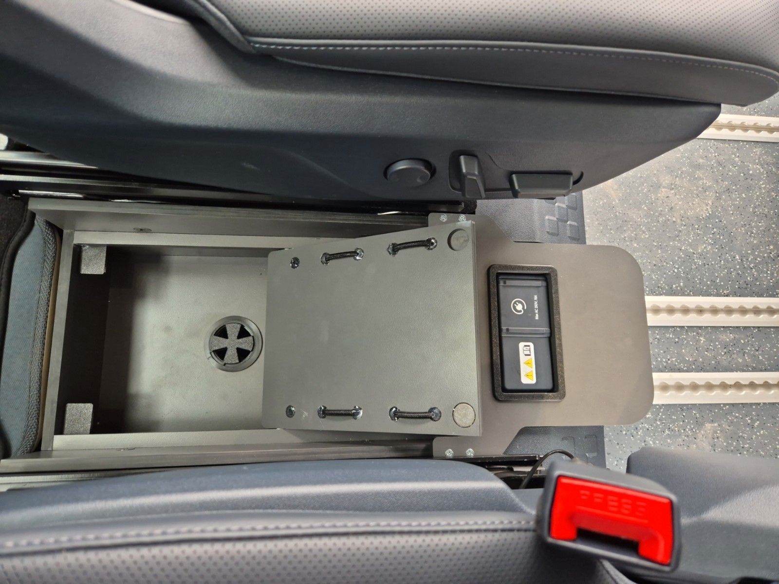 Fahrzeugabbildung Kia PV5 Passenger Sonderumbau Schienensystem Camper
