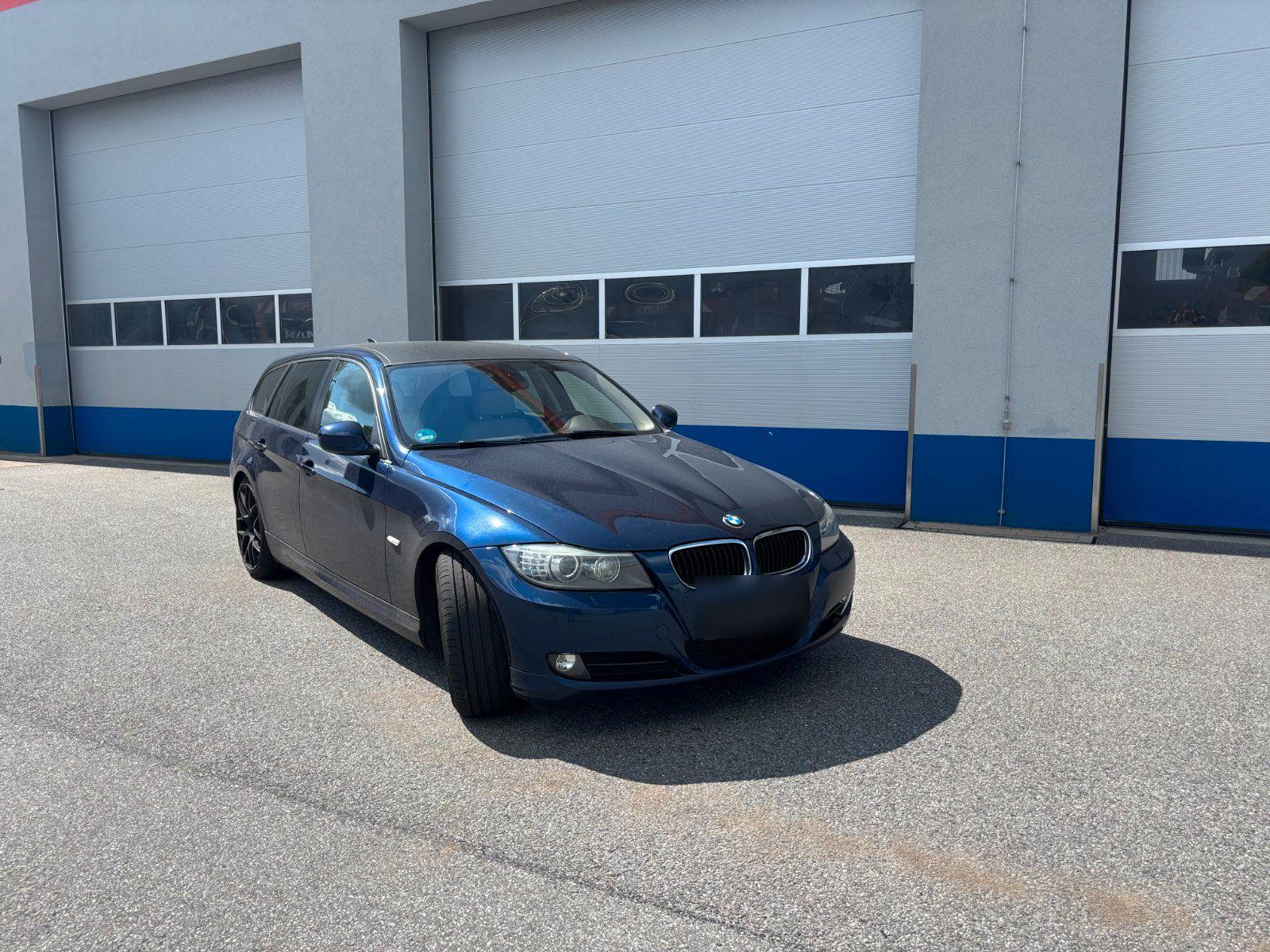 BMW 320 2011 — салон