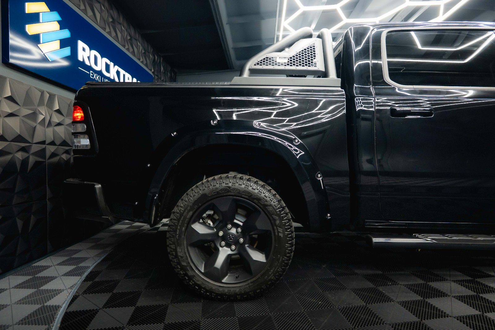 Fahrzeugabbildung Dodge RAM 5.7 V8 HEMI 4x4 Offroad Night-Paket LED 19%