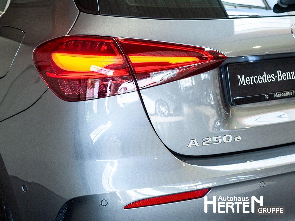 Mercedes-Benz A 250 e+AMG PREMIUM+KEYLESS+R-KAMERA+LED+AMBIENT