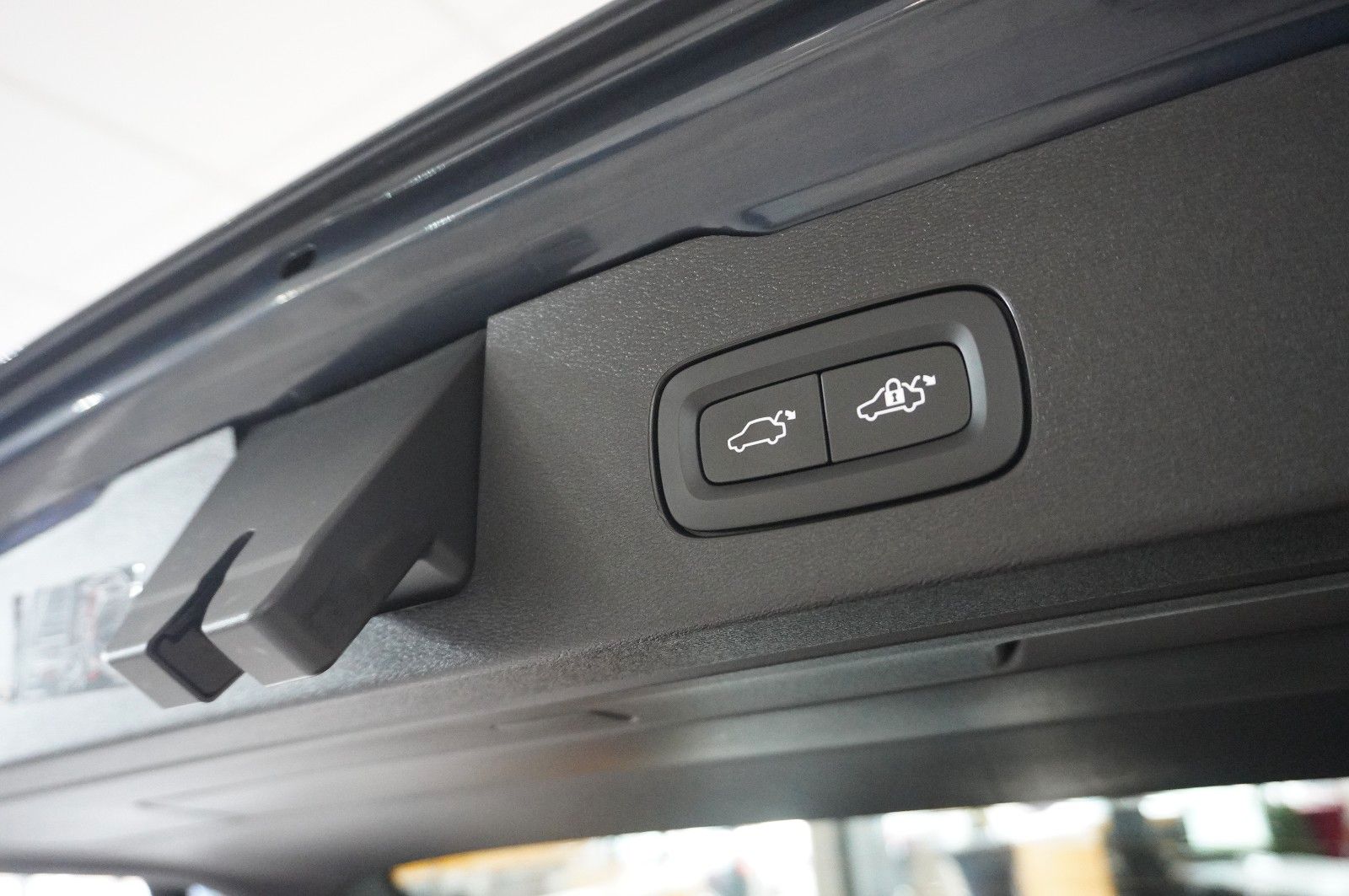 Fahrzeugabbildung Volvo V60 Kombi B4 MOMENTUM PRO NAVI/LED/KAMERA/VIRT.