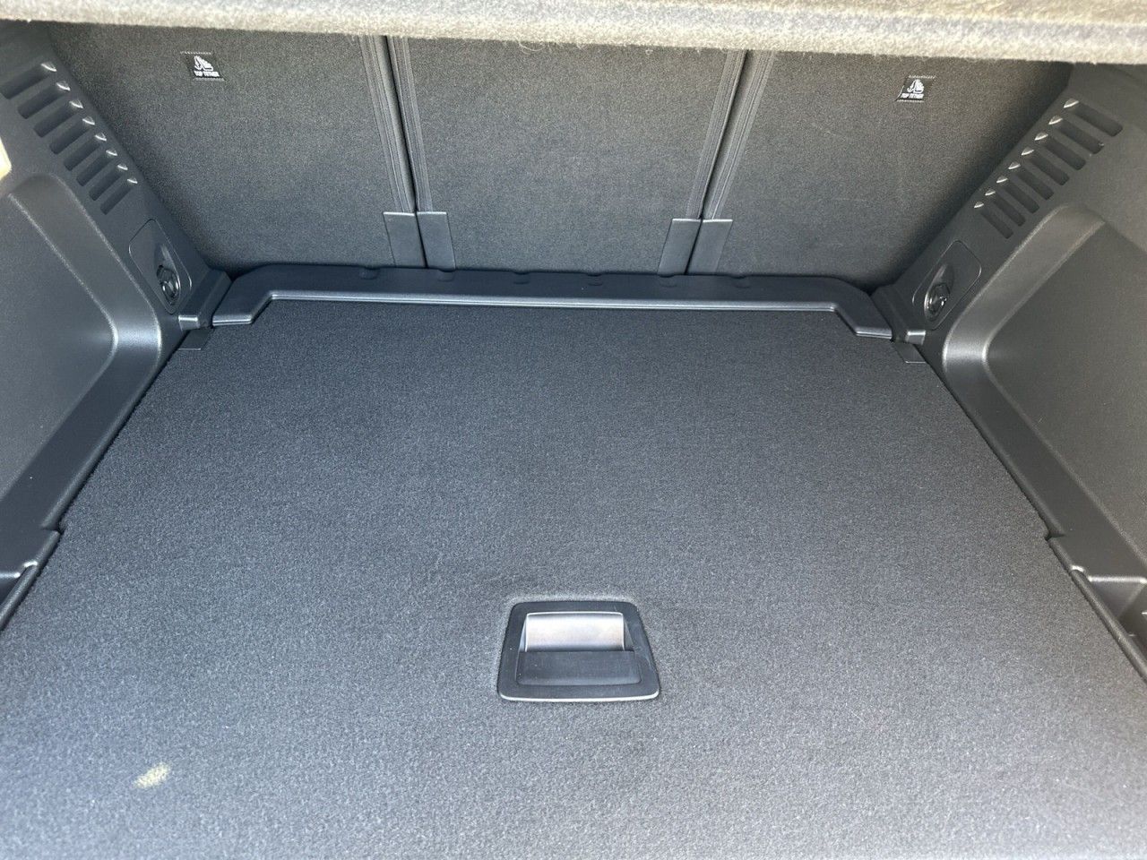 Fahrzeugabbildung Citroën C5 Aircross BlueHDi 130 S&S EAT8 Max - mit KI generiert/bearbeitet