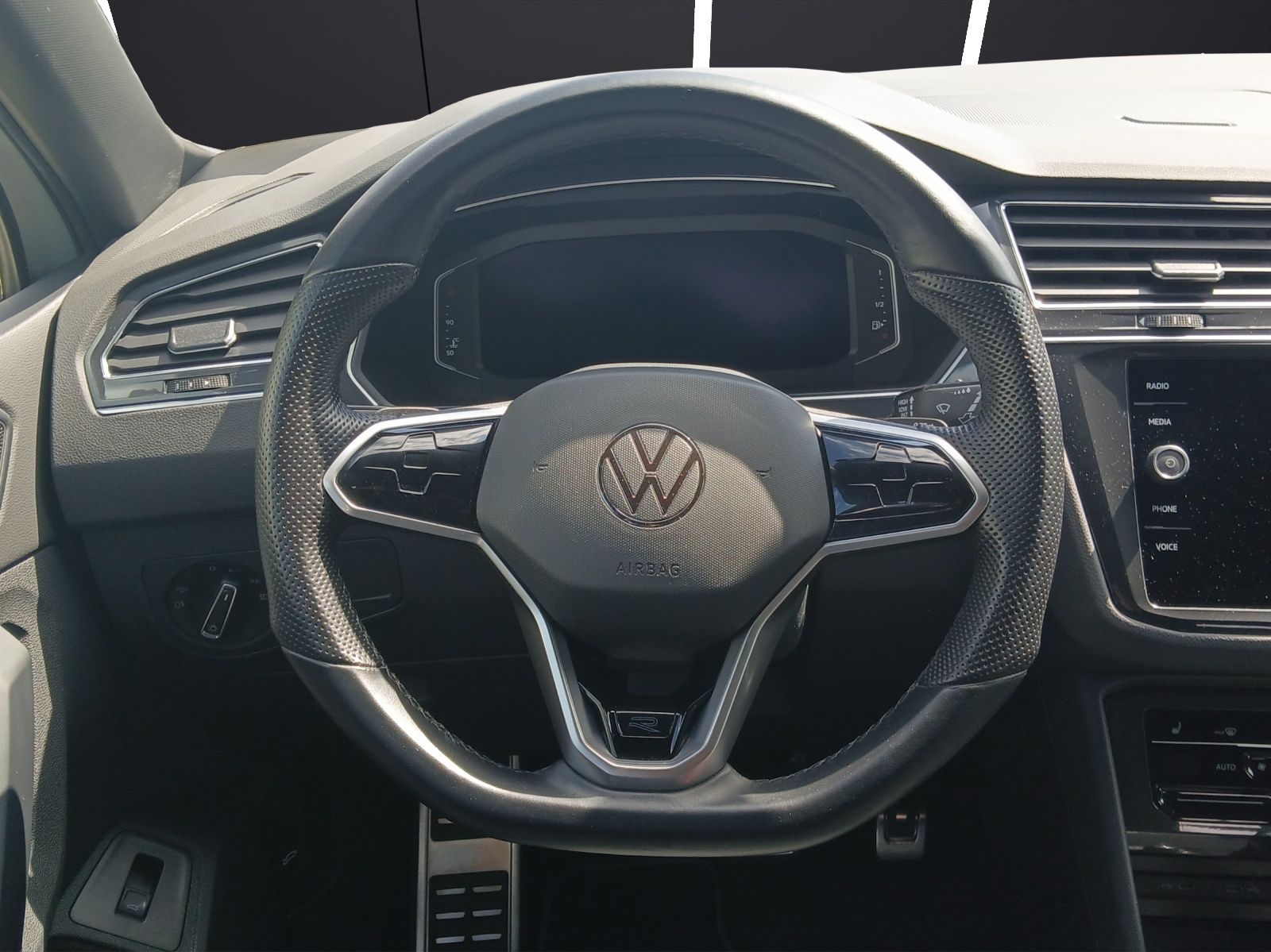 Fahrzeugabbildung Volkswagen Tiguan TDI R-Line DSG 4M Matrix AHK Navi AID ACC
