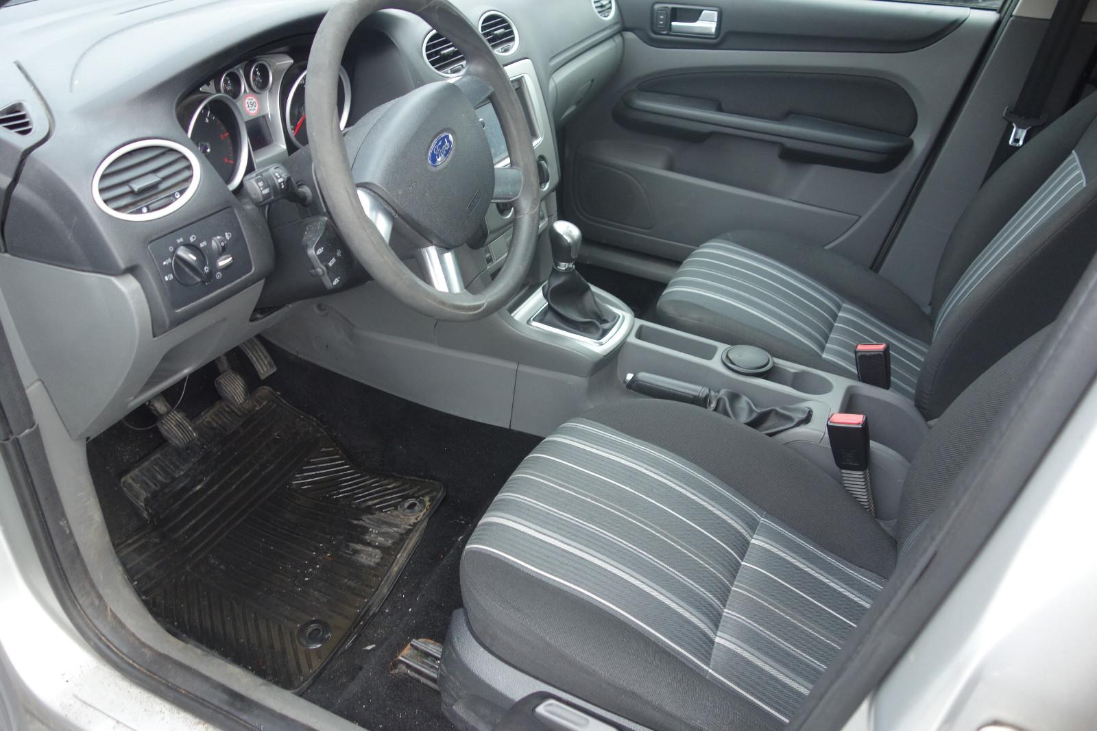 Ford Focus 2010 — photo 20