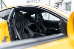 Fahrzeugabbildung Ferrari F12 Berlinetta Giallo Modena *MwSt./Scheckheft*