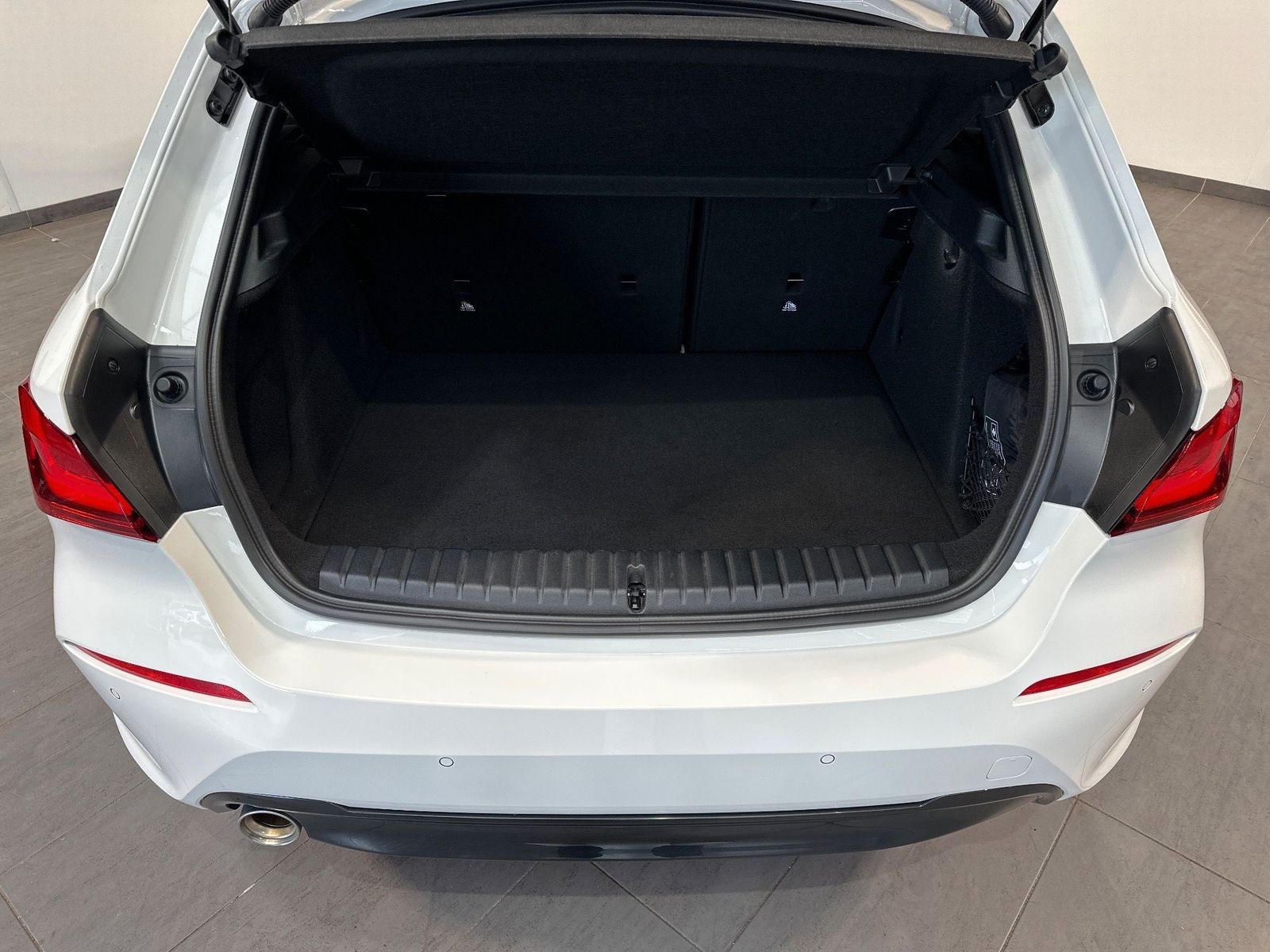 Fahrzeugabbildung BMW 118i Aut. Sport Line NAV+LED+SHZ+PDC+17ZOLL
