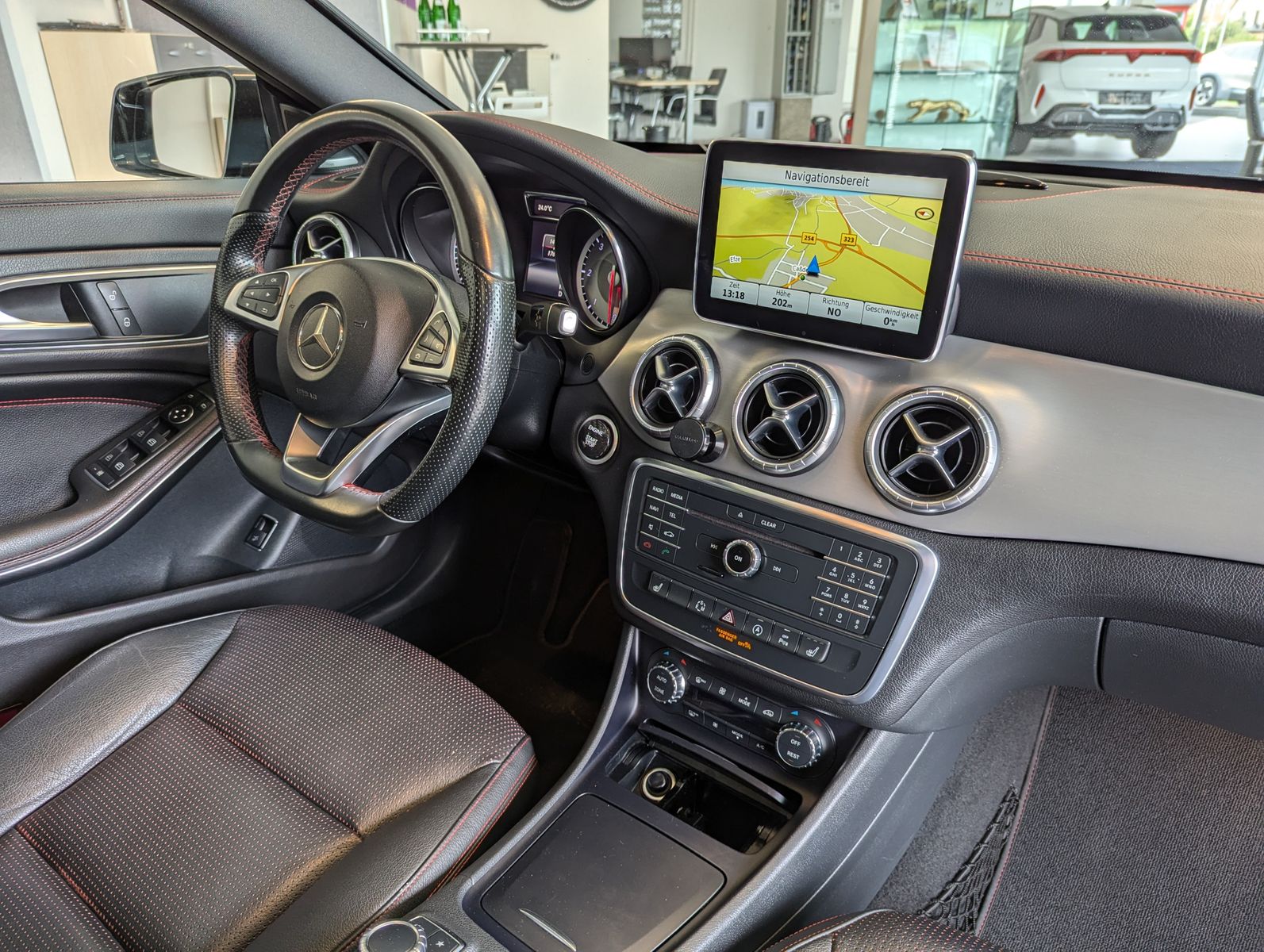 MERCEDES-BENZ CLA 220 Shooting Brake AMG Pano Bi-Xe Harman H/K - Image 11