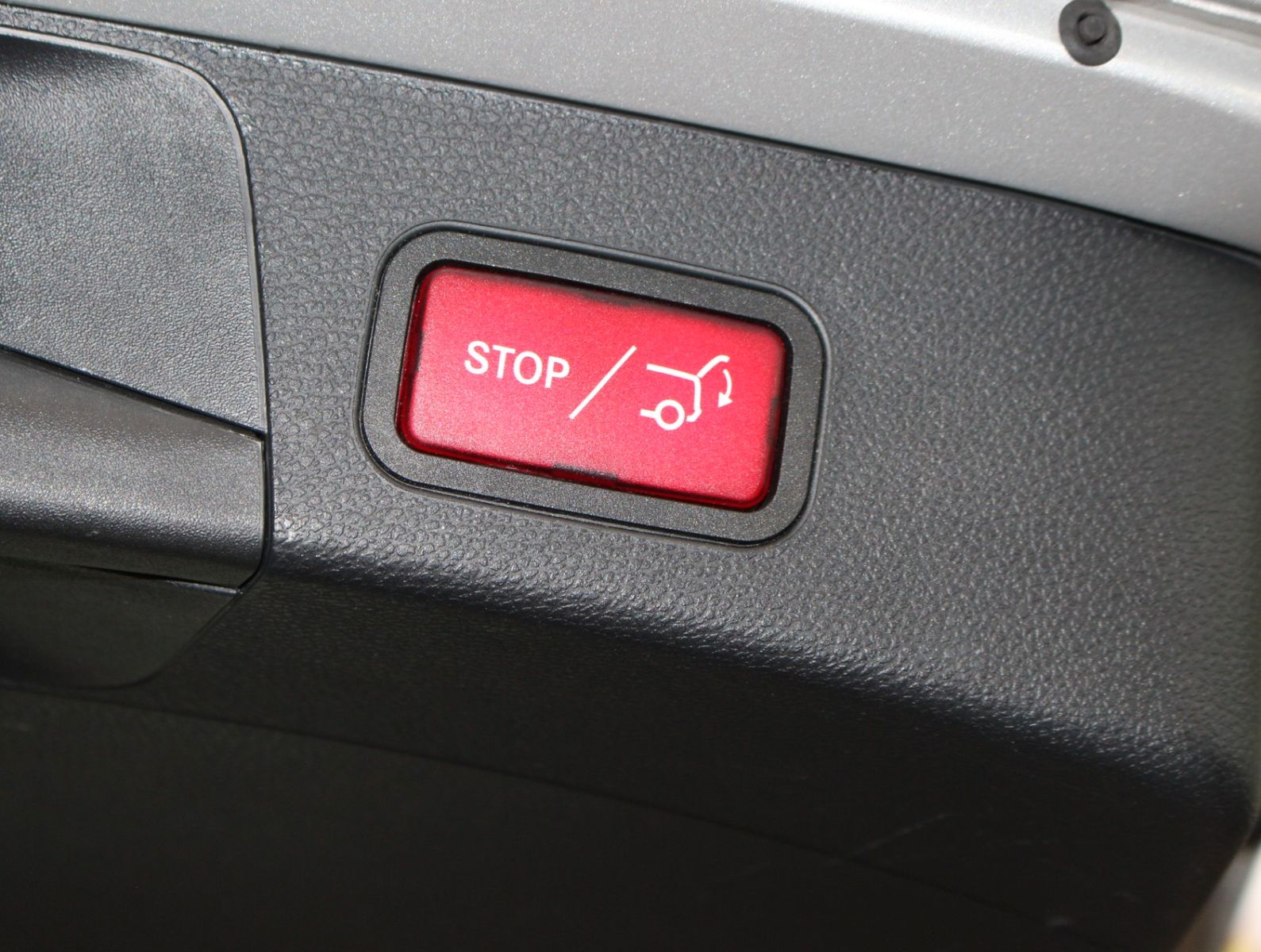 Fahrzeugabbildung Mercedes-Benz C 200 T Avantgarde Distronic*elekt. AHK*LED