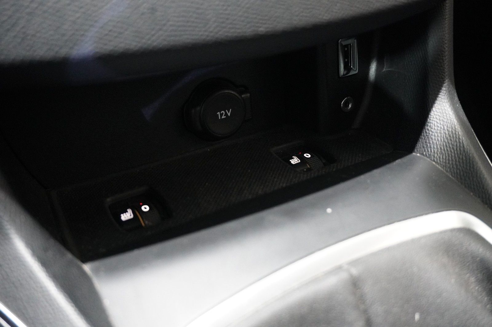 Fahrzeugabbildung Peugeot 308 SW 1.2T ALLURE NAVI/LED/KAMERA/SHZ/SPORT/AHK