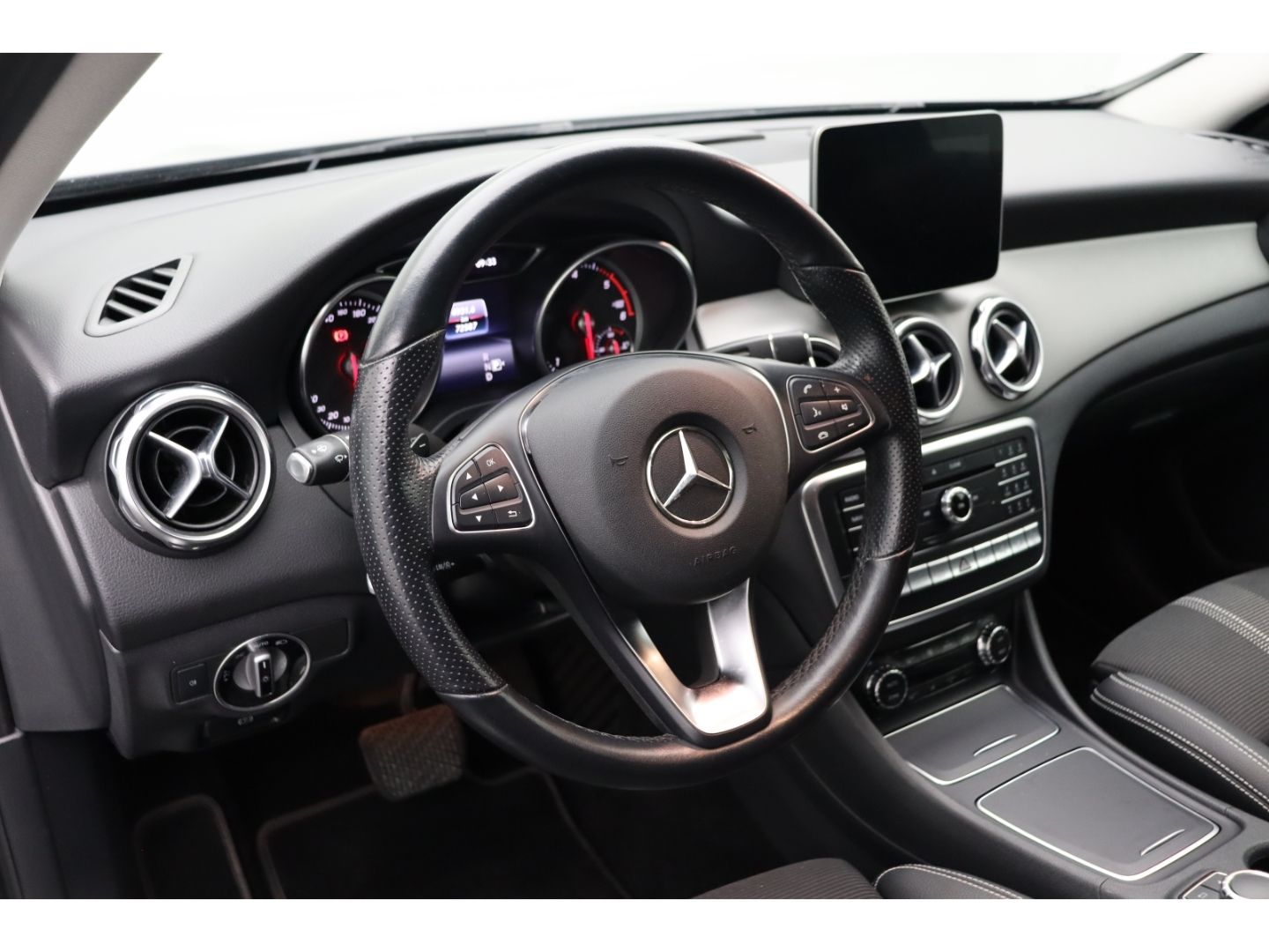 Fahrzeugabbildung Mercedes-Benz GLA 220 CDI d 4Matic Navi LED El. Heckklappe AHK