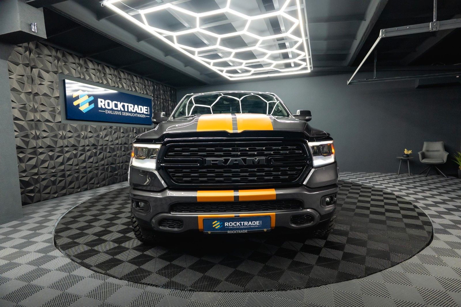 Fahrzeugabbildung Dodge RAM 5.7 V8 HEMI 4x4 OFFROAD Night-Paket *LED*19%