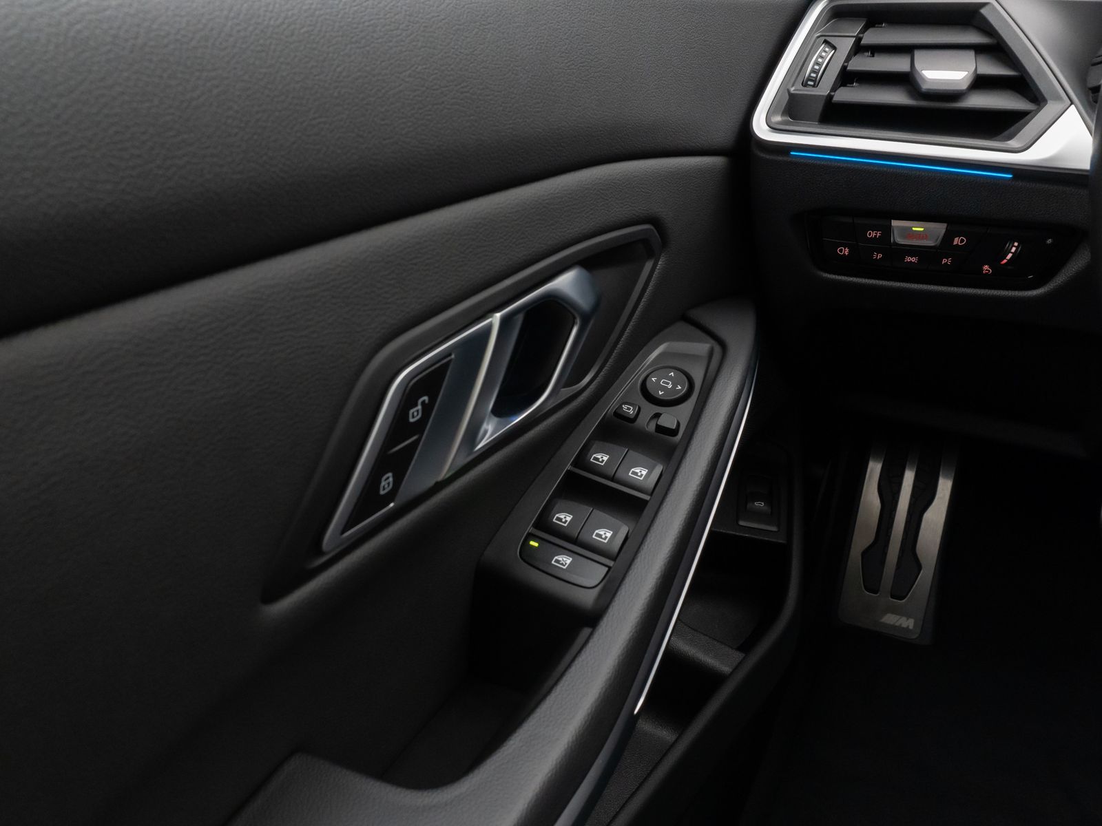 Fahrzeugabbildung BMW 330i  M Sport Panorama 360° HUD DAB H/K 19Zoll