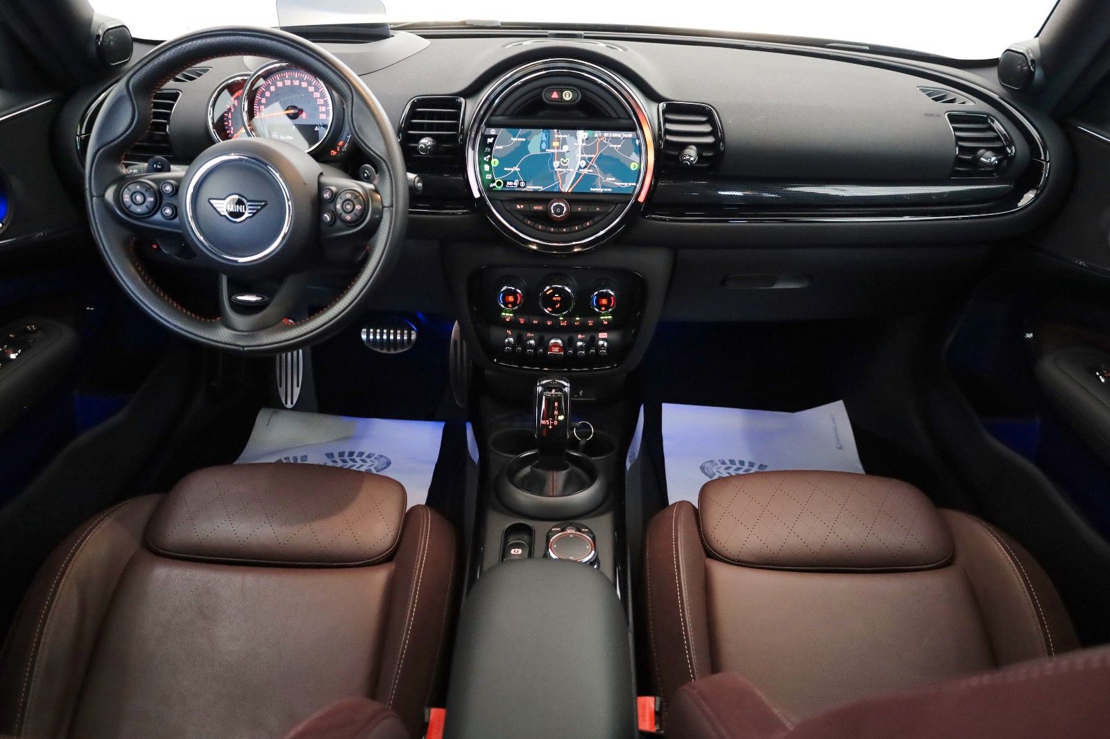 Fahrzeugabbildung MINI Clubman Cooper S All4 JCW Leder,Navi,LED,PanDach