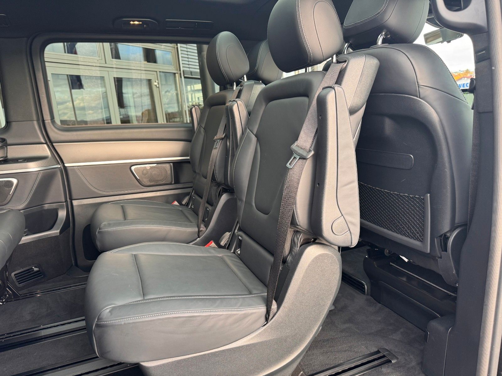 Fahrzeugabbildung Mercedes-Benz V 300 d 4MATIC AVA ED AMG DISTR Stdh AHK2,5 PANO