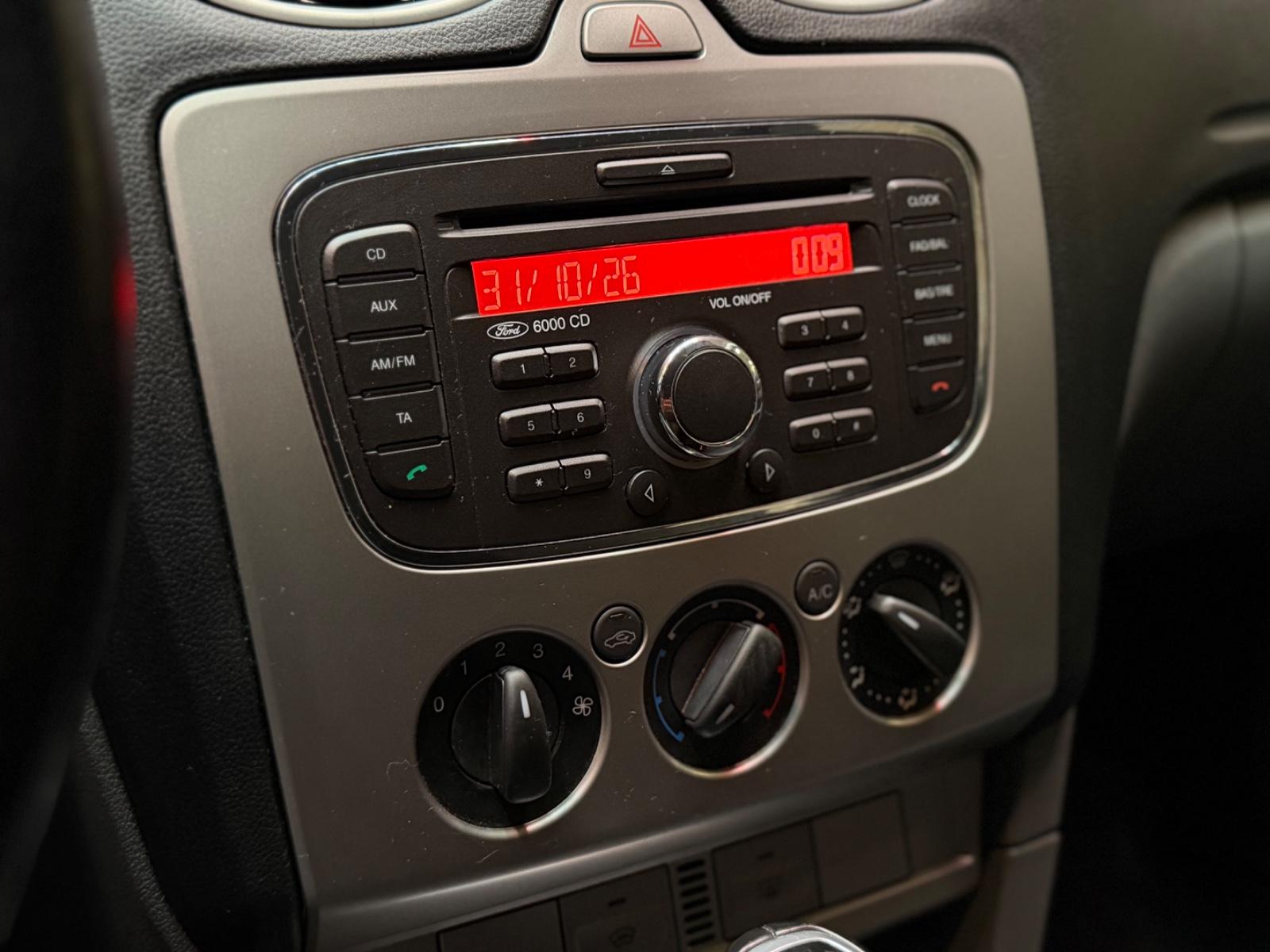 Ford Focus 2010 — photo 19