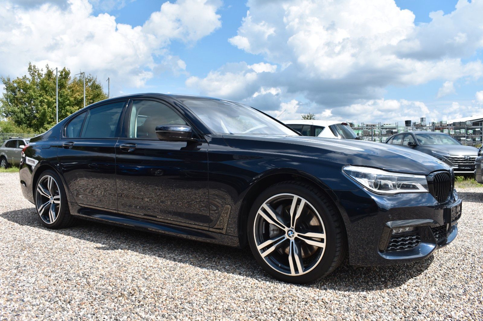 Fahrzeugabbildung BMW 750i xDrive M Sport Gestik Applecar H&K Garantie