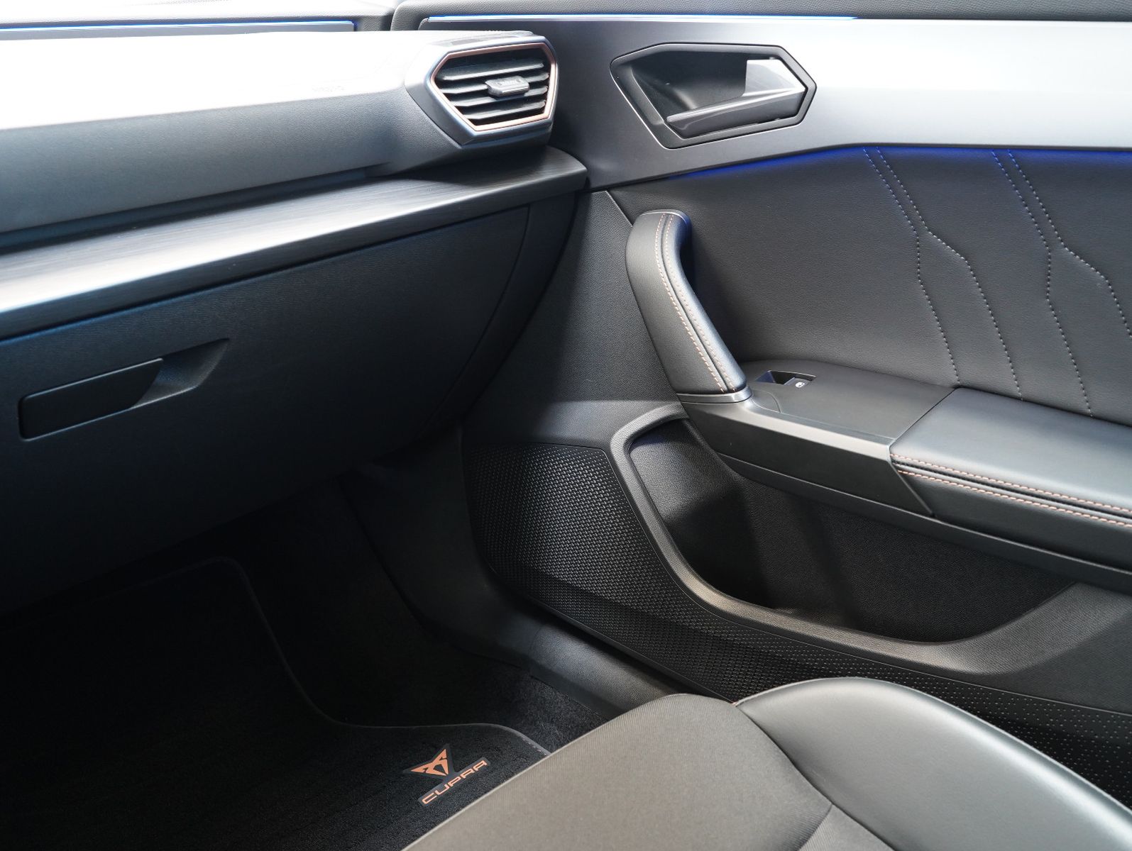 Fahrzeugabbildung CUPRA Formentor 1.4 TSI DSG e-HYBRID LED/ACC/CAM/AMBI