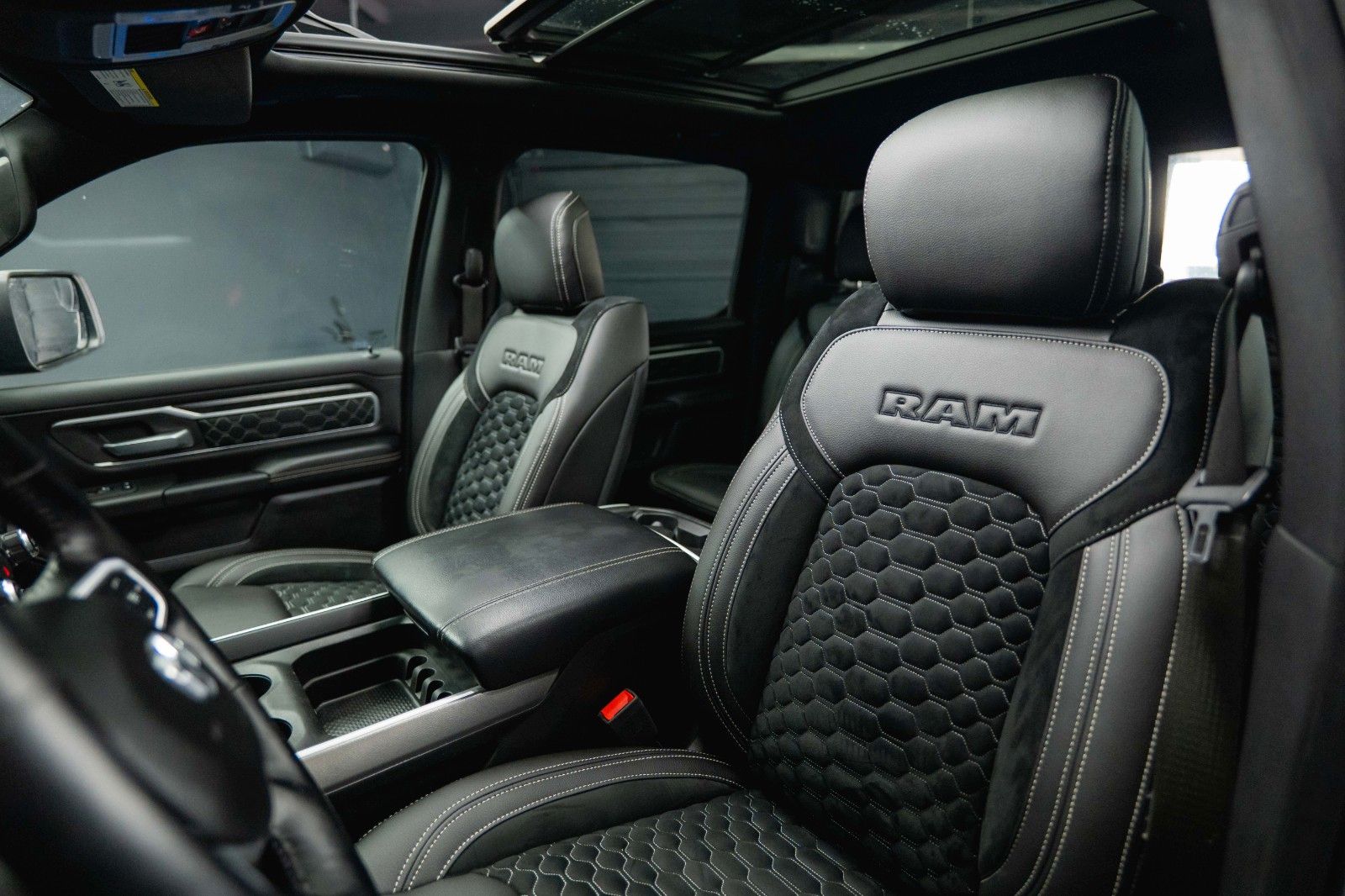 Fahrzeugabbildung Dodge RAM 5.7 V8 HEMI 4x4 OFFROAD Night-Edition *Pano*