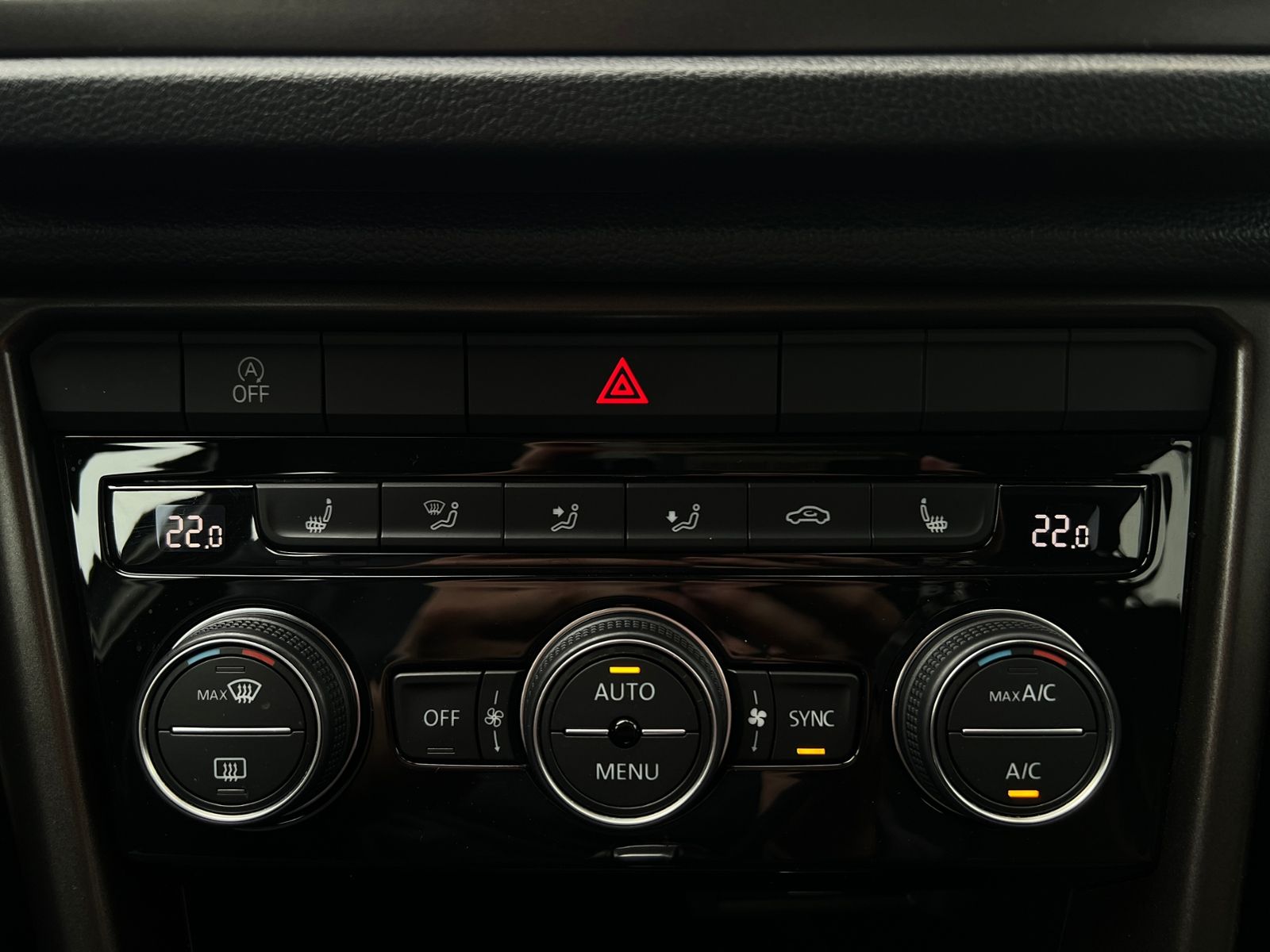 Fahrzeugabbildung Volkswagen T-Roc Style 1.5 TSI ACT DSG *AHK, ACC, Kamera*